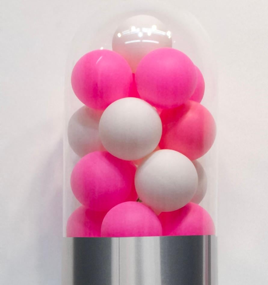 Moderne Fantaisie ! WTF (Hers) - Sculpture murale de pilules en verre rose et blanc par Edie Nadelhaft en vente
