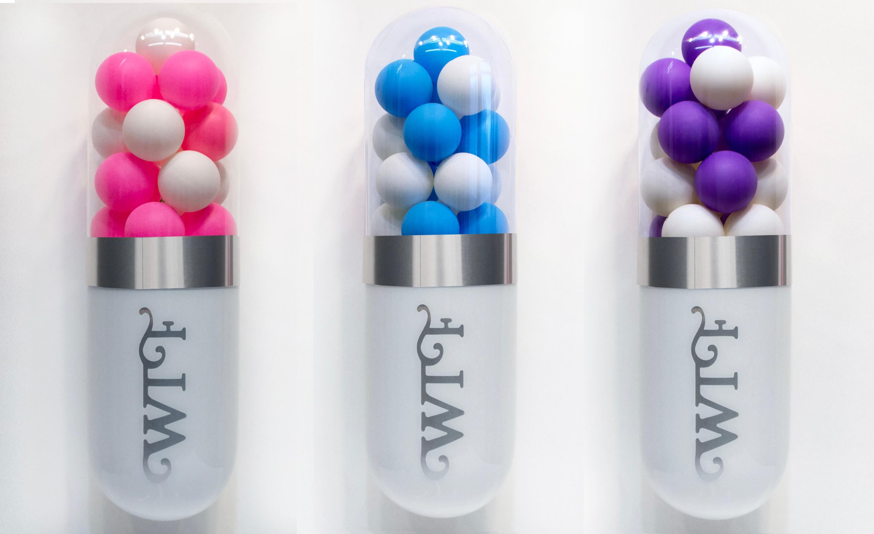 Fantaisie ! WTF (Hers) - Sculpture murale de pilules en verre rose et blanc par Edie Nadelhaft Neuf - En vente à East Quogue, NY