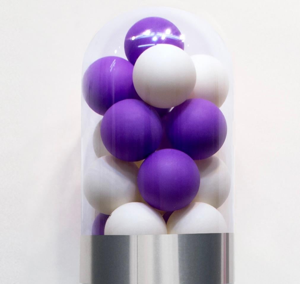 Moderno Fantastico! WTF (Theirs) - Scultura da parete in pillole di vetro bianche e viola di Edie Nadelhaft in vendita