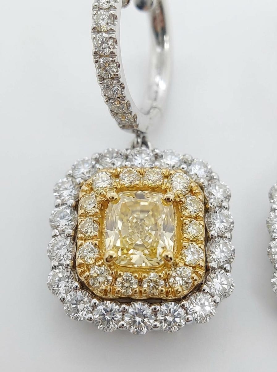 Questi squisiti orecchini a goccia con diamante giallo fantasia mostrano un raffinato gioco di colori, brillantezza e maestria. Incastonato in oro bianco 18 carati, ogni orecchino presenta un grappolo di diamanti gialli naturali fancy al centro,