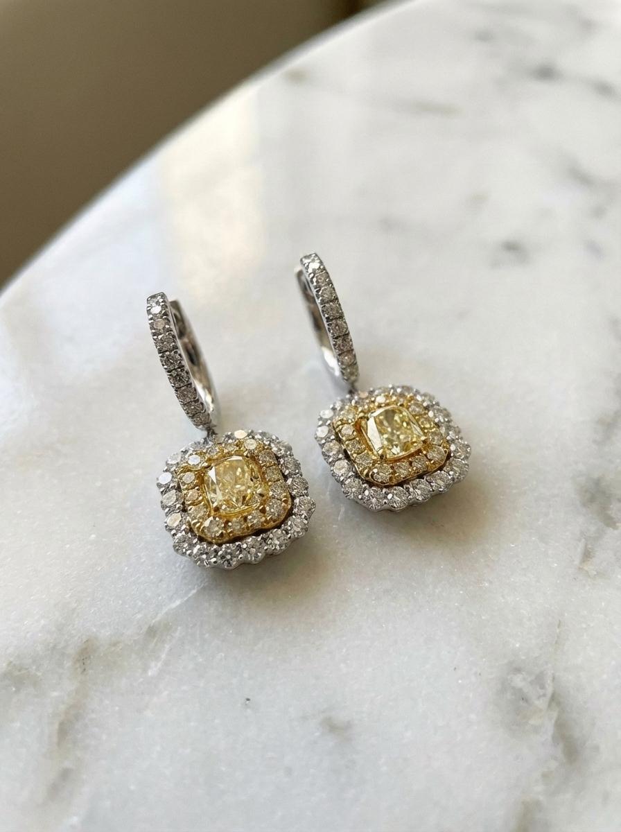 Fancy Yellow and White Diamond Drop Earrings in 18K White Gold In condizioni ottime in vendita a Chicago, IL