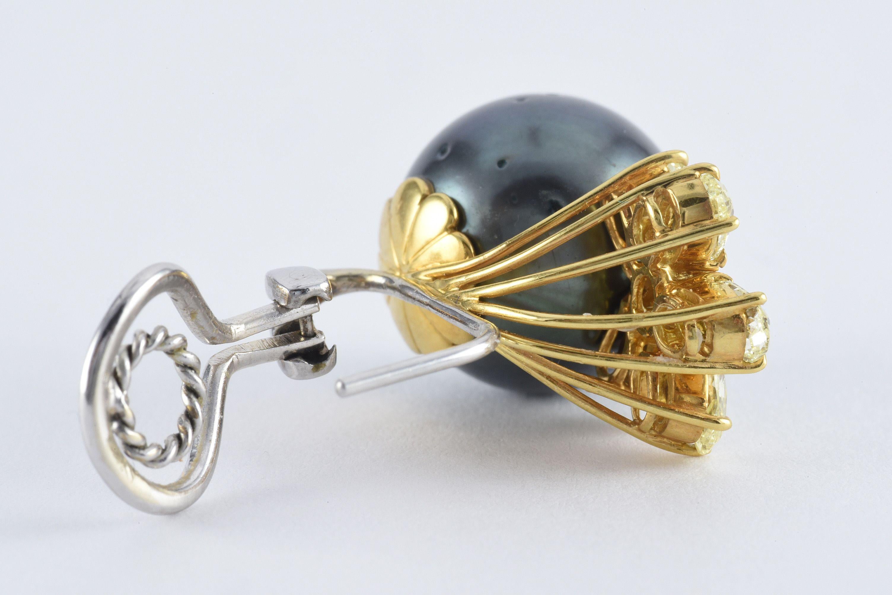 Ohrringe mit gelben und weißen Diamanten, Blumen- und schwarzen Perlen (Ovalschliff) im Angebot