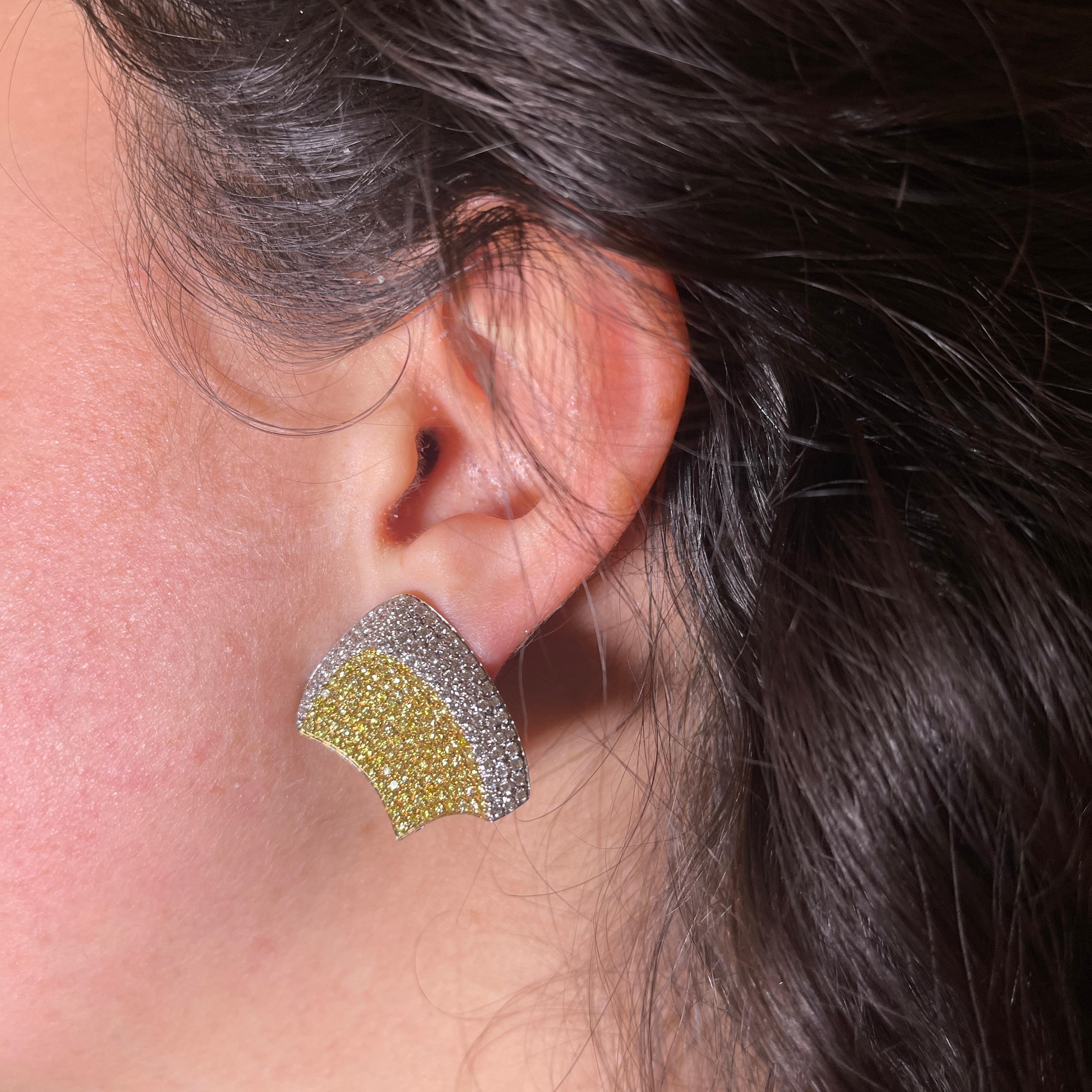 Fancy Yellow and White Diamond Pavé Stud Earrings in White Gold In New Condition For Sale In Bergamo, BG