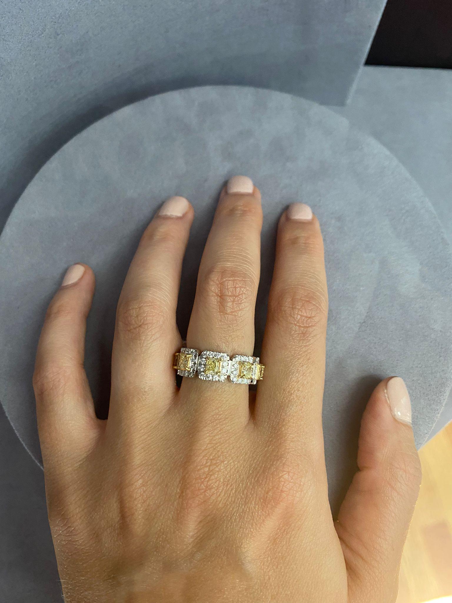 De las mujeres Anillo amarillo fantasía talla cojín y banda de diamantes blancos en venta