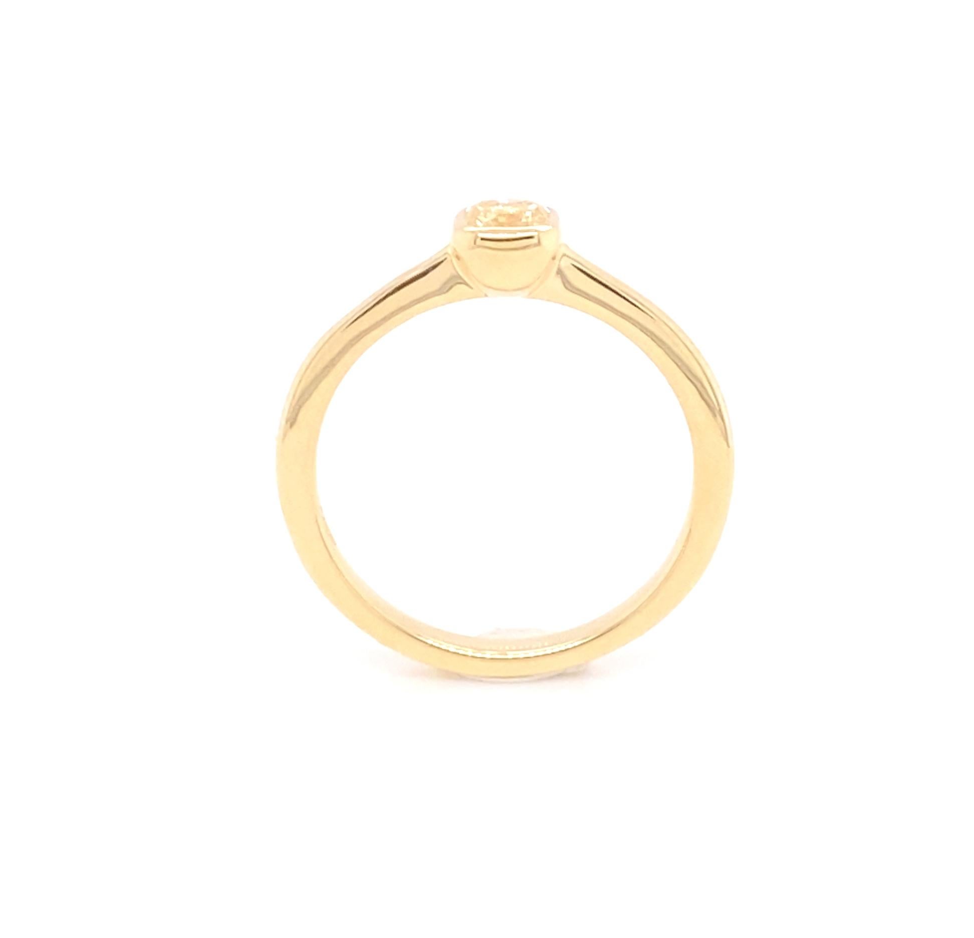 Fancy Yellow Cushion Cut Diamond Wedding Ring, 18 Karat Yellow Gold In New Condition For Sale In Bangkok, TH