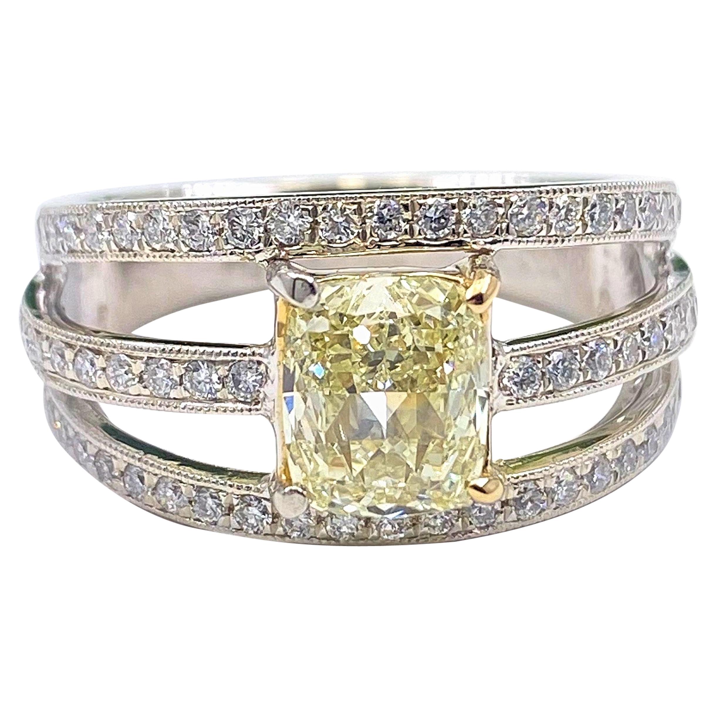 Dreireihiger Orianne Designer Platinring mit gelbem 3 Diamanten im Kissenschliff 1,88 Karat im Angebot