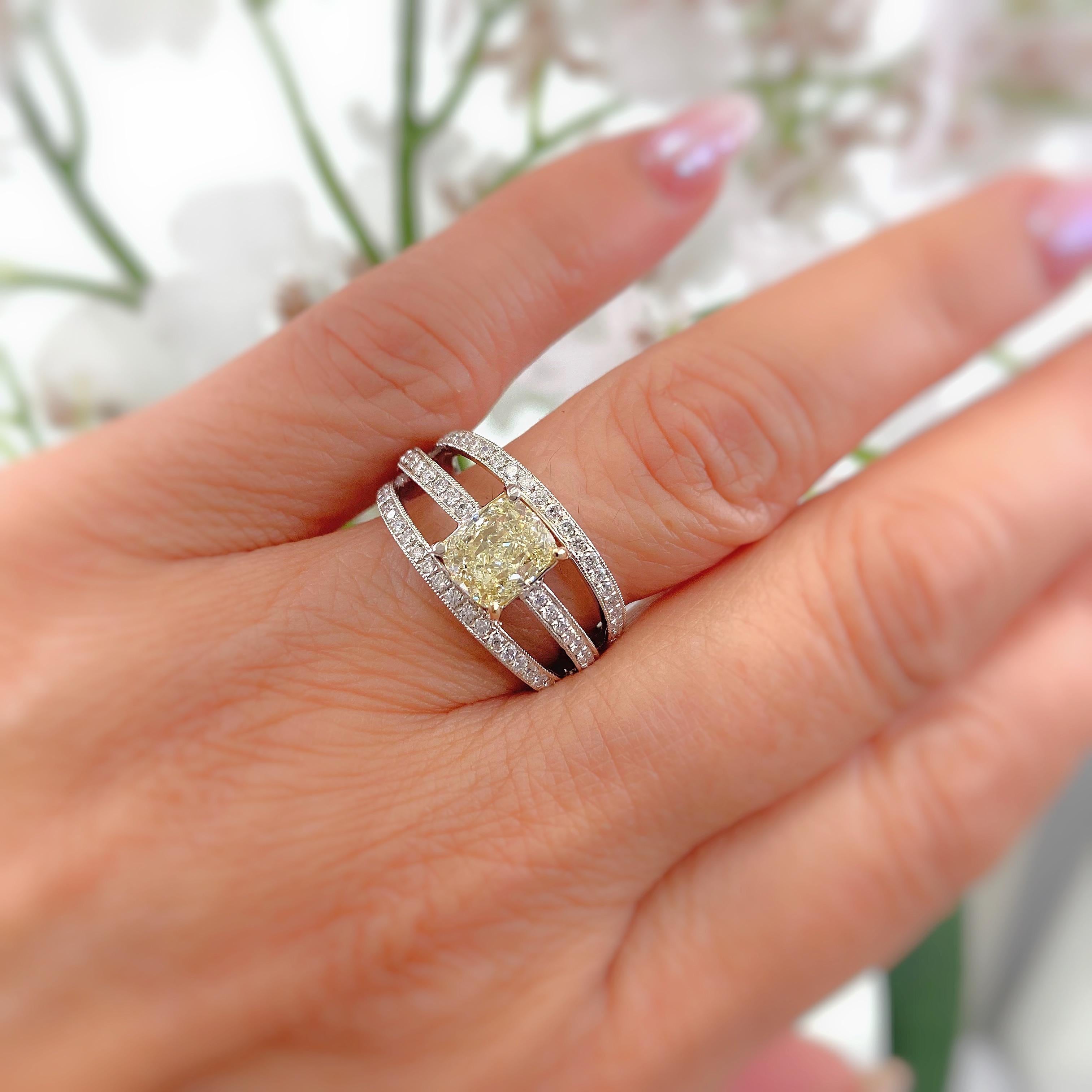 Dreireihiger Orianne Designer Platinring mit gelbem 3 Diamanten im Kissenschliff 1,88 Karat im Angebot 3