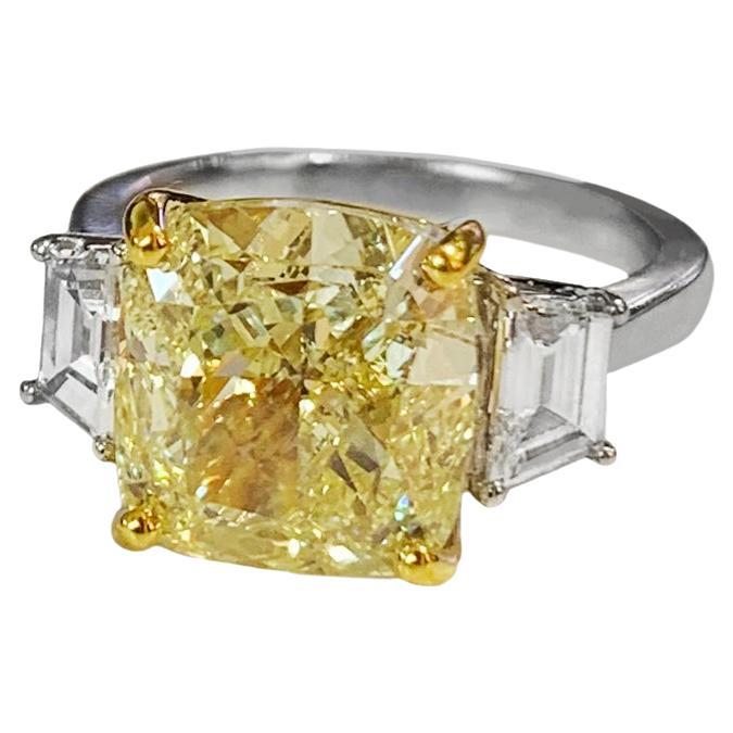 Diamant jaune fantaisie 7,01 carats. Bague de fiançailles en or blanc