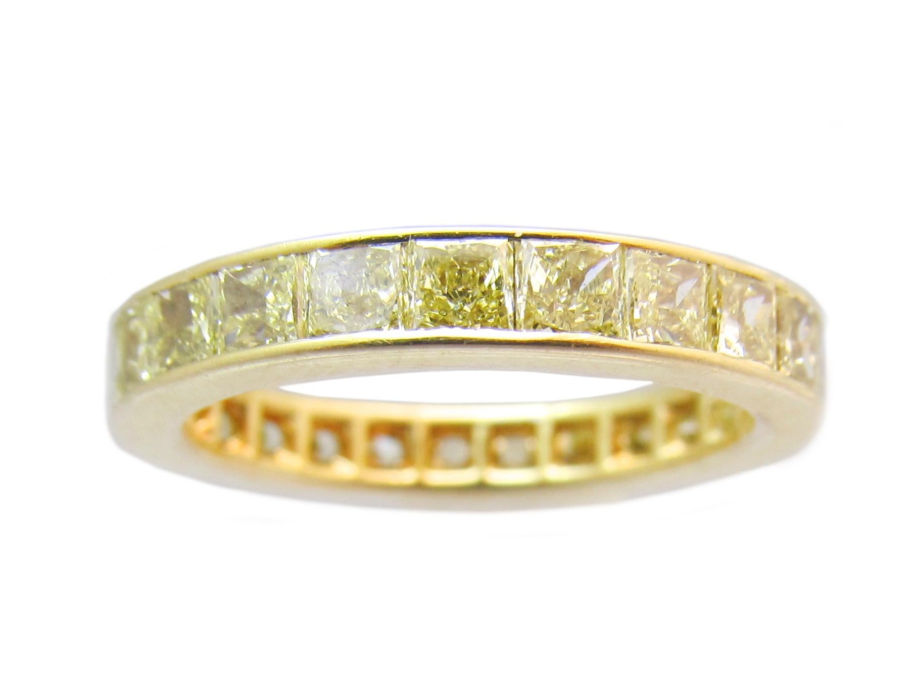 Gelbes Diamantband mit ausgefallenen Diamanten