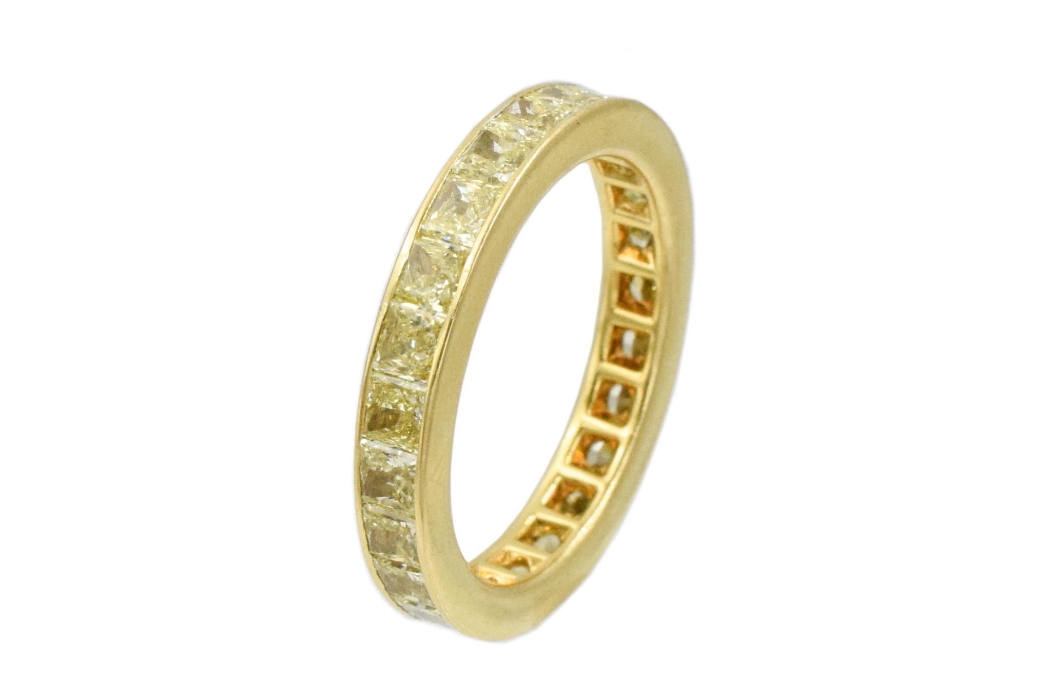 Fancy Yellow Diamond Band In New Condition For Sale In New York, NY
