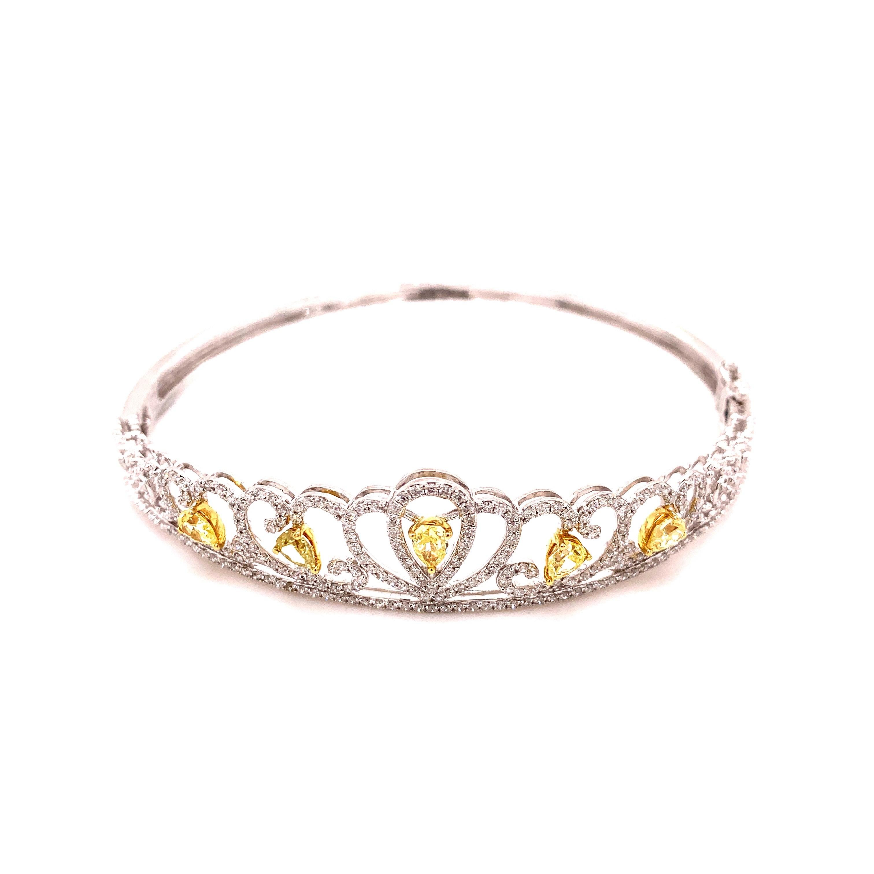 Fancy Yellow Diamond Bangle Bracelet In New Condition For Sale In Richmond, BC