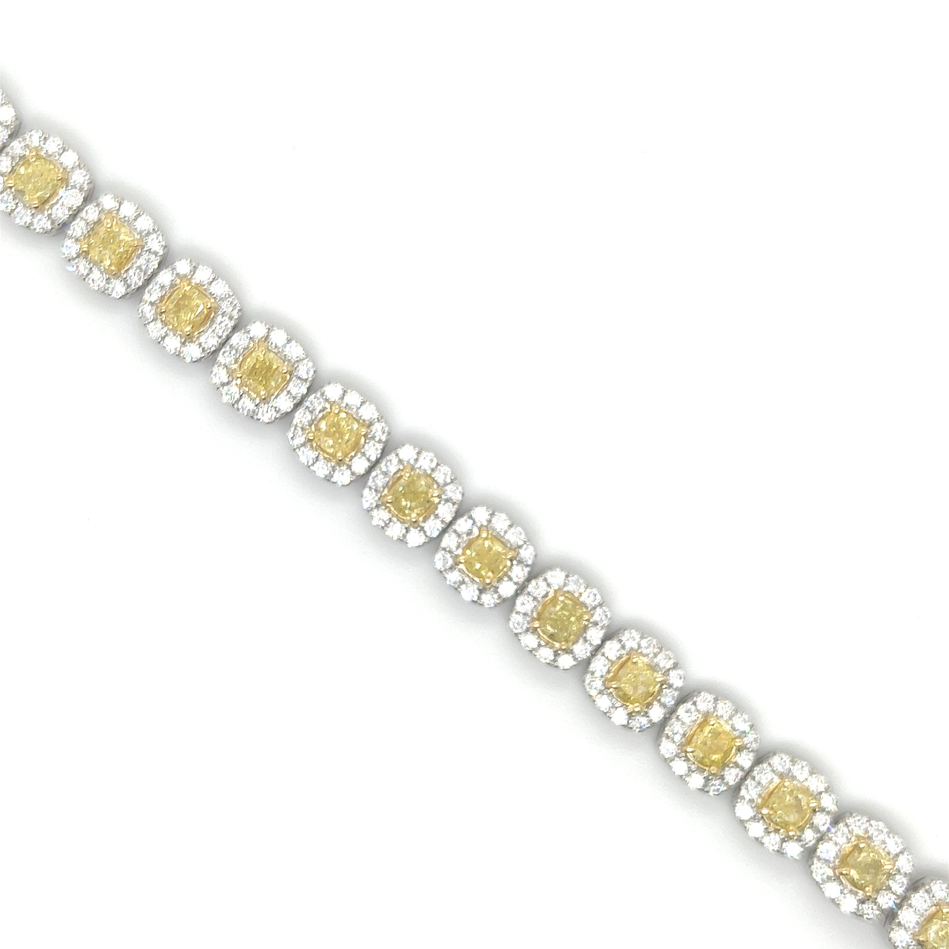 Atemberaubendes Design bei diesem modernen Diamantarmband aus 18 Karat Weißgold. Das Armband ist mit gelben Diamanten in Kissenform und runden Diamanten im Brillantschliff besetzt, die das Design betonen. Das Armband ist mit 23 gelben