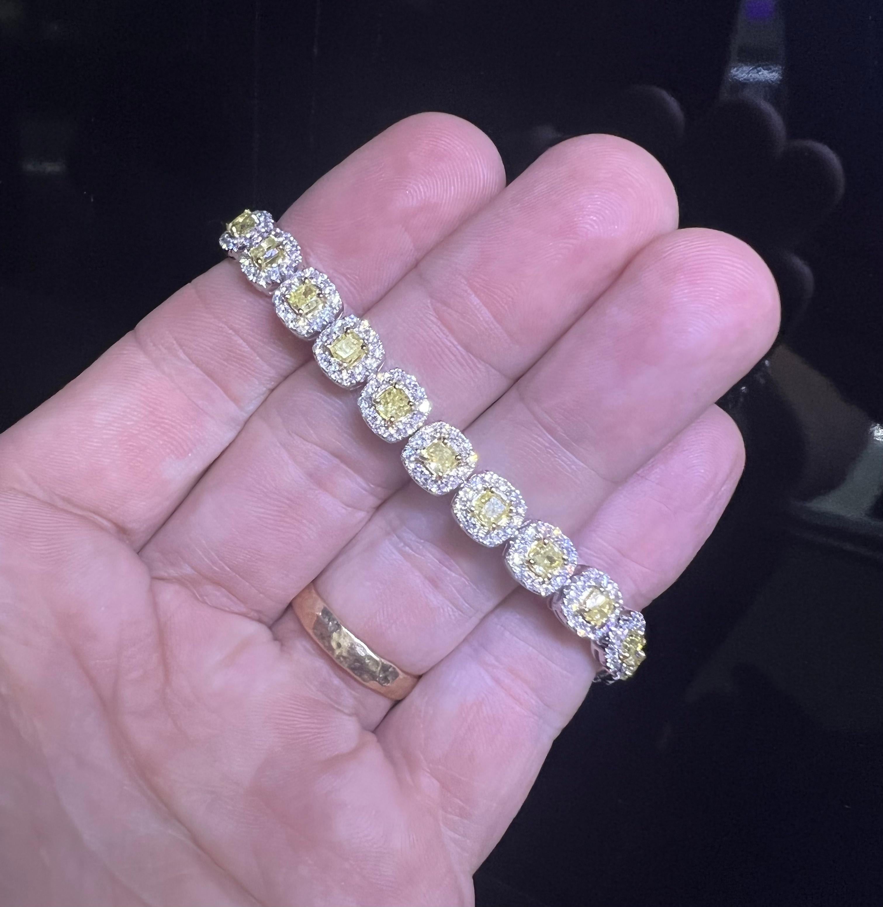 18k Weißgold-Armband mit gelben 11,04 Karat Diamanten (Kissenschliff)