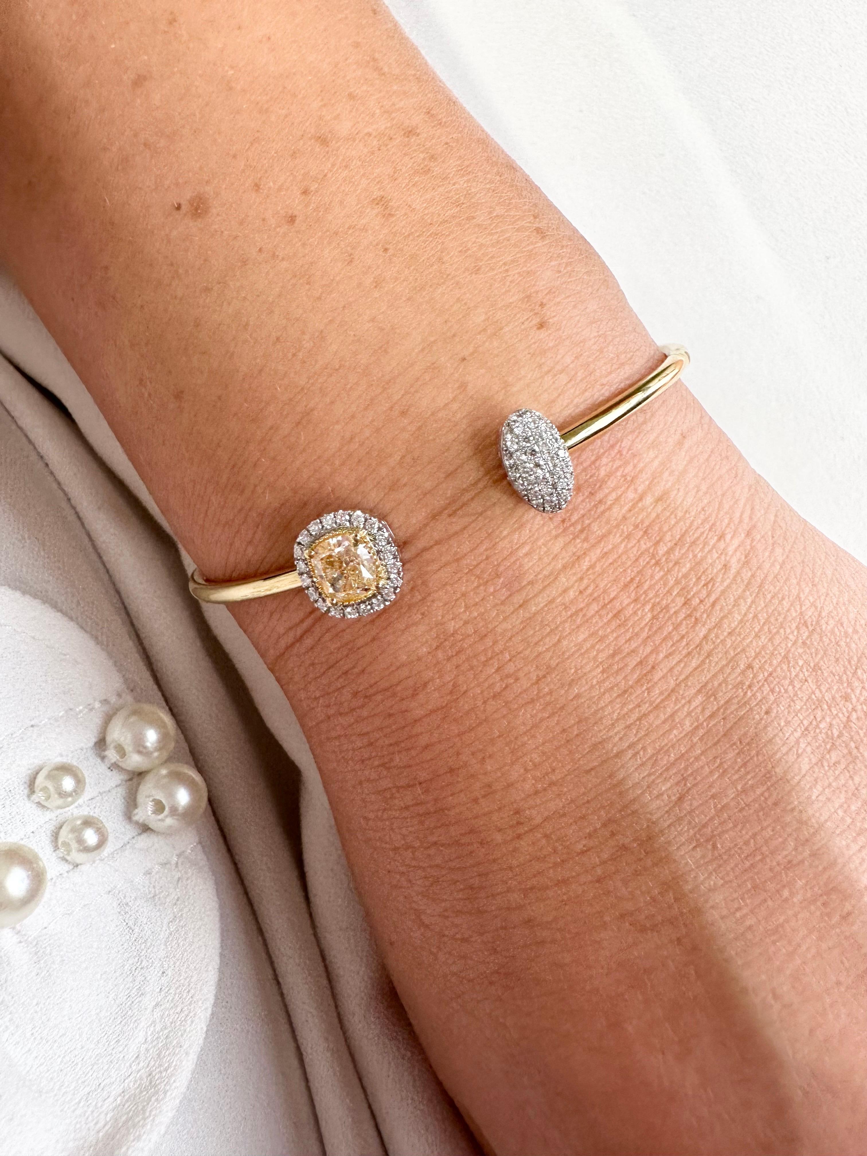 Taille coussin Bracelet jonc fantaisie en diamant jaune 18 carats avec grand diamant en vente