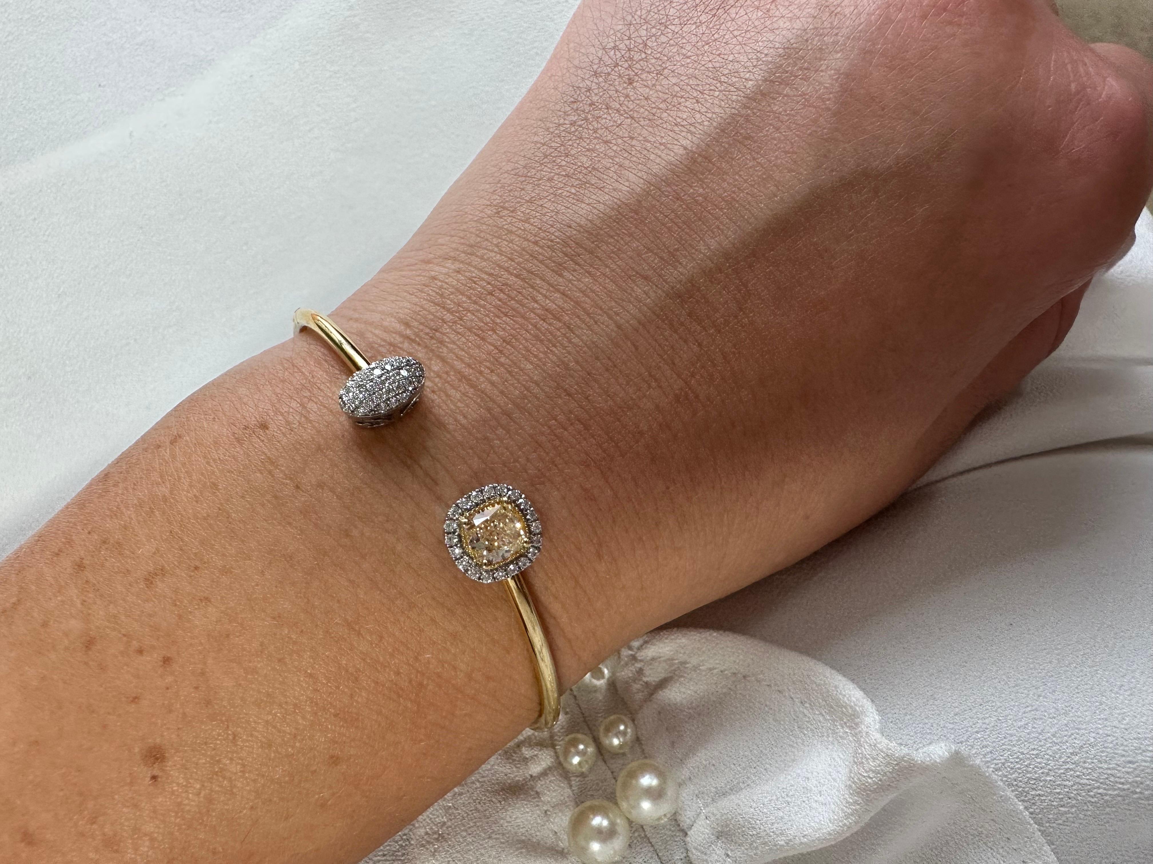 Bracelet jonc fantaisie en diamant jaune 18 carats avec grand diamant en vente 2