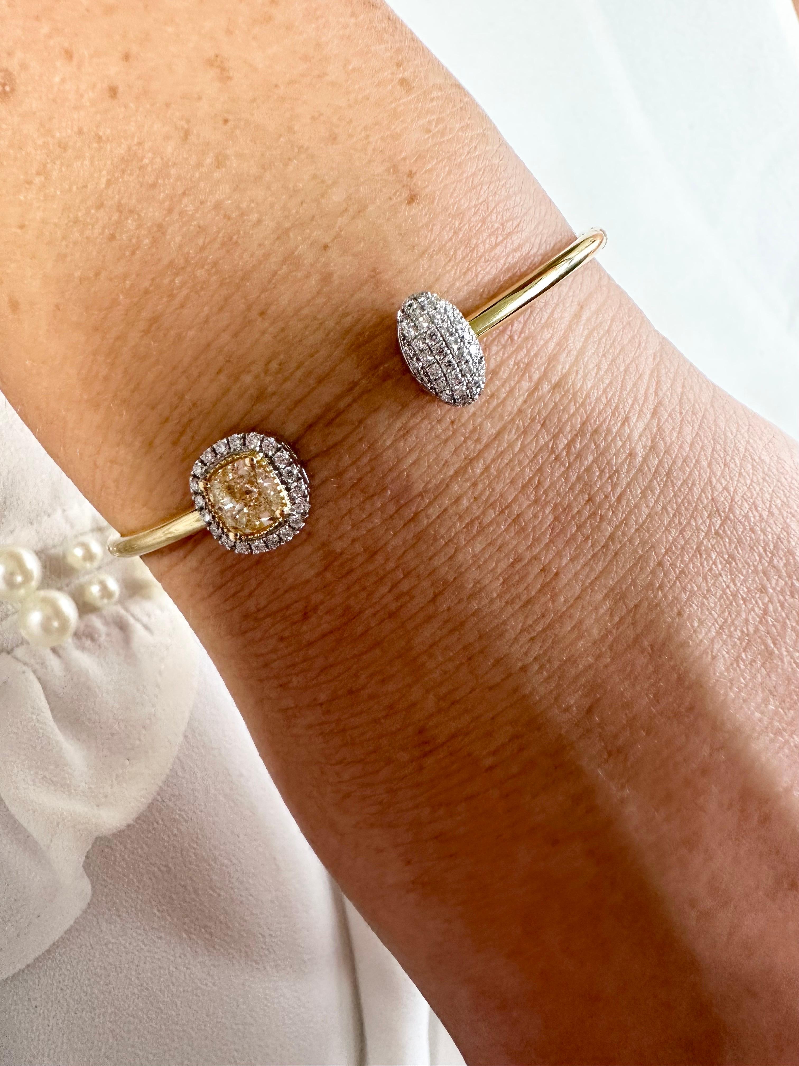 Bracelet jonc fantaisie en diamant jaune 18 carats avec grand diamant en vente 3