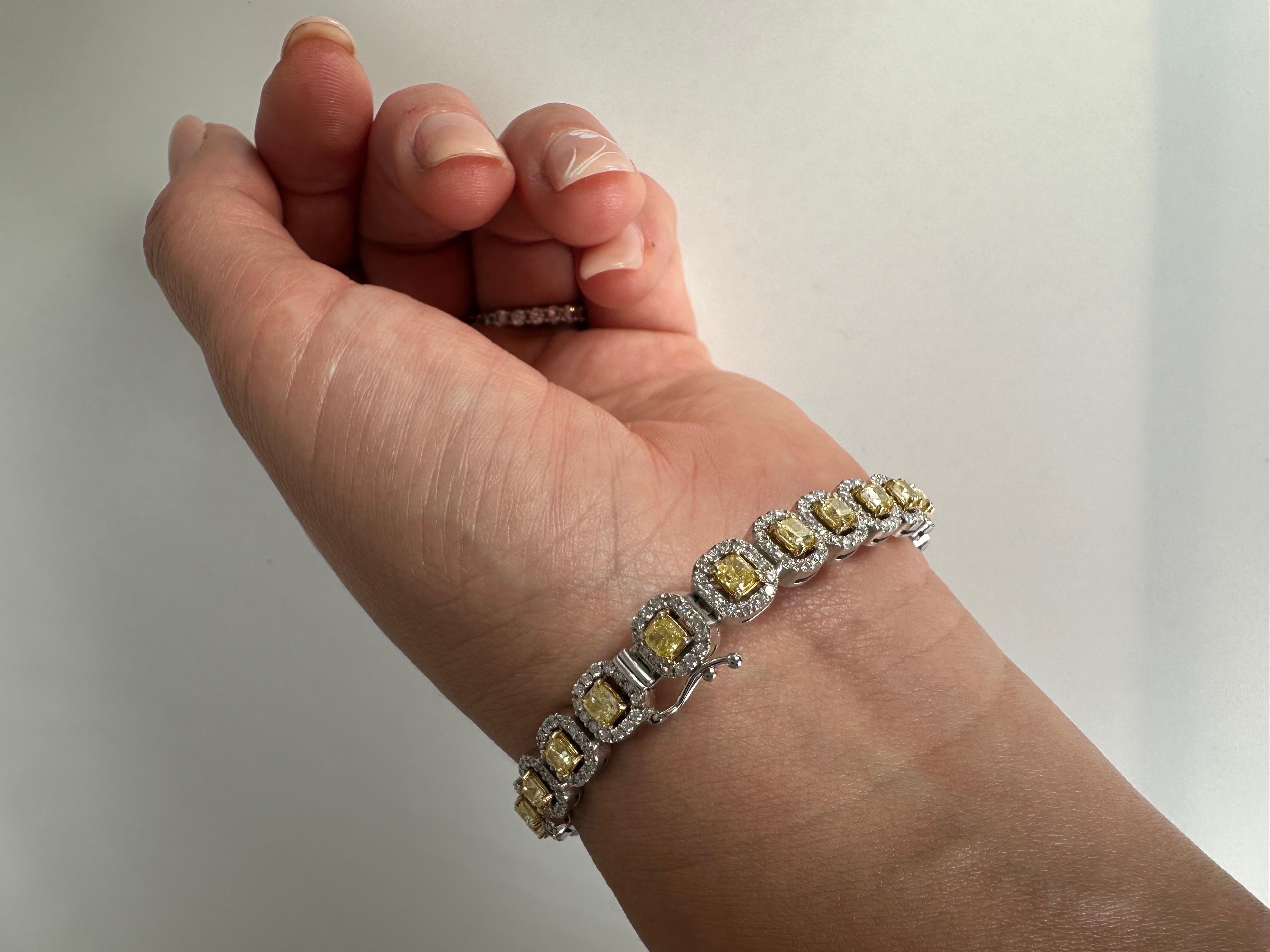Gelbes Diamant-Tennisarmband mit Diamanten und gelben diamons und Diamanten (Kissenschliff) im Angebot