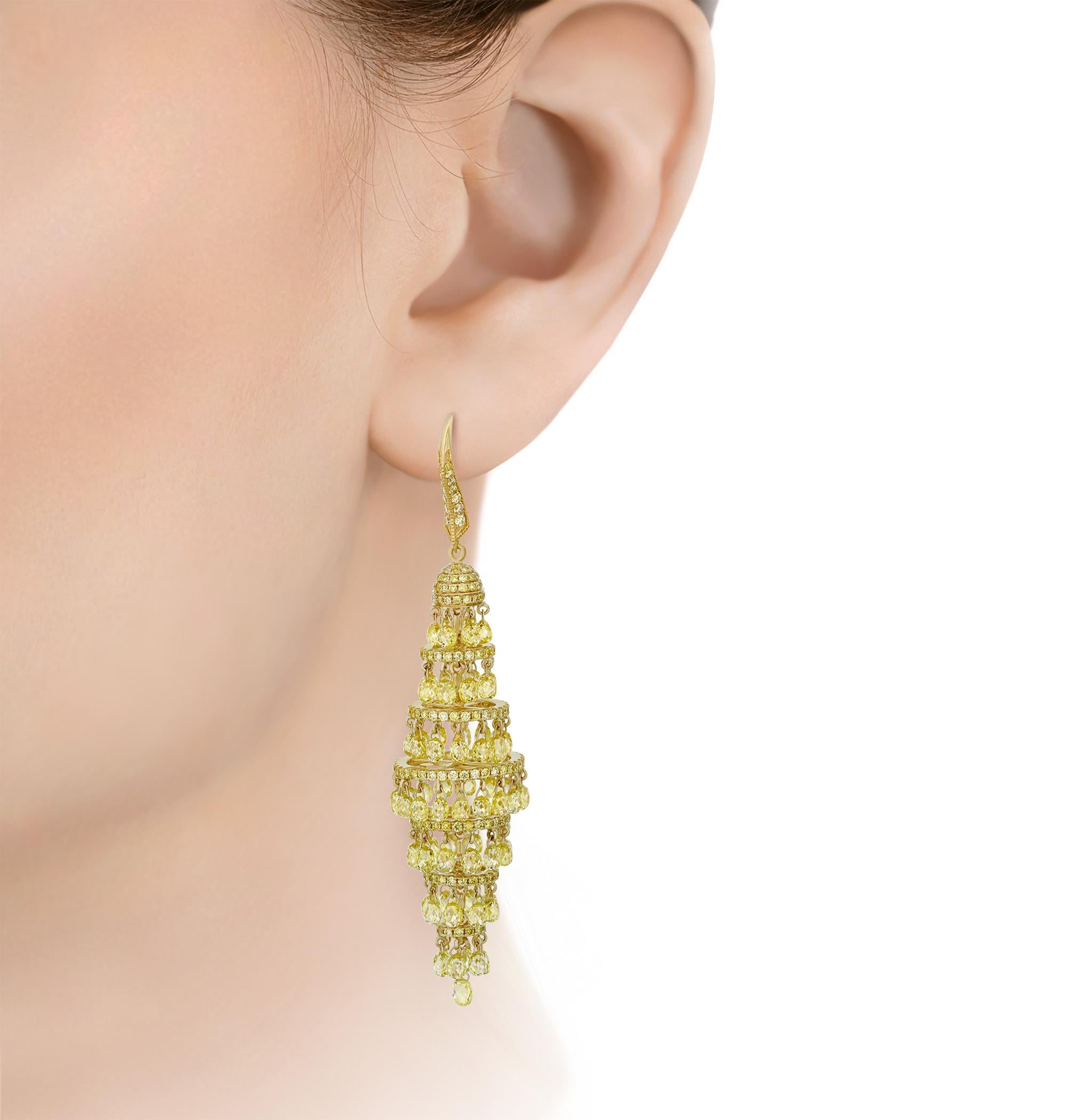 Strahlende gelbe Diamanten blenden das Auge in diesem auffälligen Paar Kronleuchter-Ohrringe. Eine Fülle von gelben Diamanten im Briolett-Schliff von insgesamt 19,82 Karat tropft in diesem eleganten Kronleuchter-Design herab. Dieses glamouröse Paar