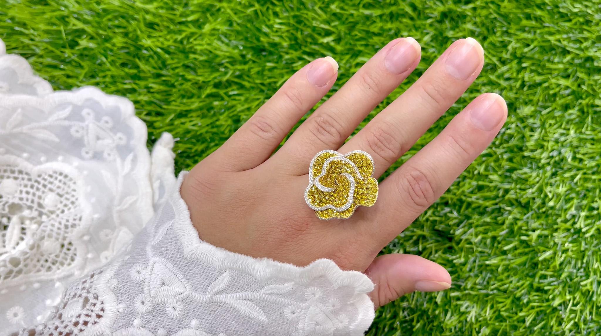 Schöner auffälliger Blumen-Cocktailring mit ausgefallenen gelben Diamanten. Er wird mit einem Gutachten von GIA G.G. geliefert. 
Das Gesamtkaratgewicht der Diamanten beträgt 6,31 Karat
Metall ist 18K Gold
Ring Größe = 7 US
Es kann kostenlos in der