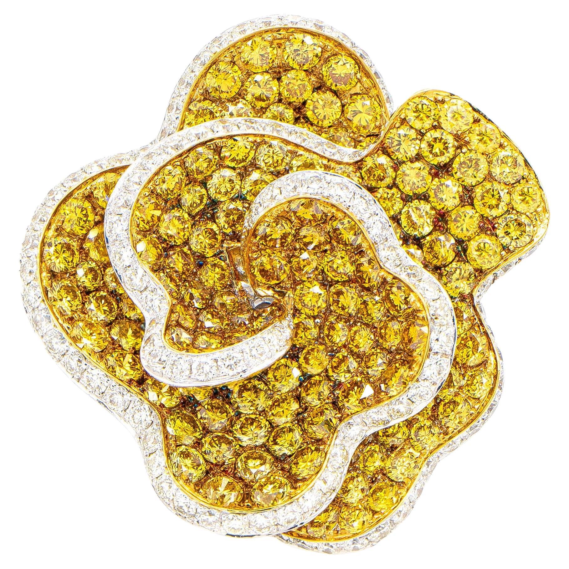 Bague cocktail en or 18 carats avec diamant jaune fantaisie de 6,31 carats en vente