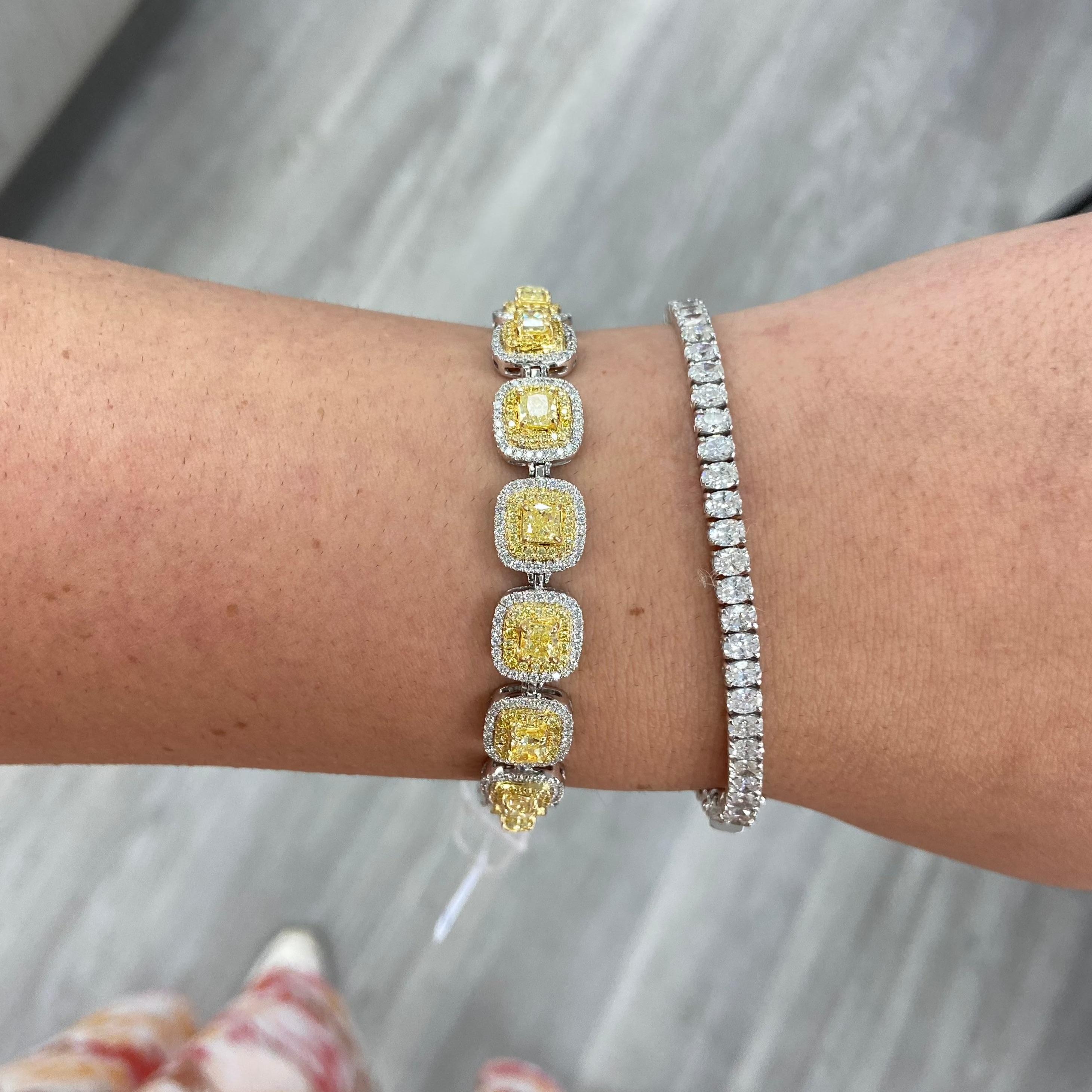 Bracciale Elegance con diamanti naturali gialli e incolori. Peso totale dei carati superiore a 9 carati. 
Incastonato in oro giallo e bianco 18 carati 

Rendere l'ordinario realizzabile con i colori rari

Da Rare Can puoi provare di persona