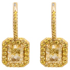 Ohrring mit gelben Fancy-Diamanten und Diamanten im Strahlenschliff