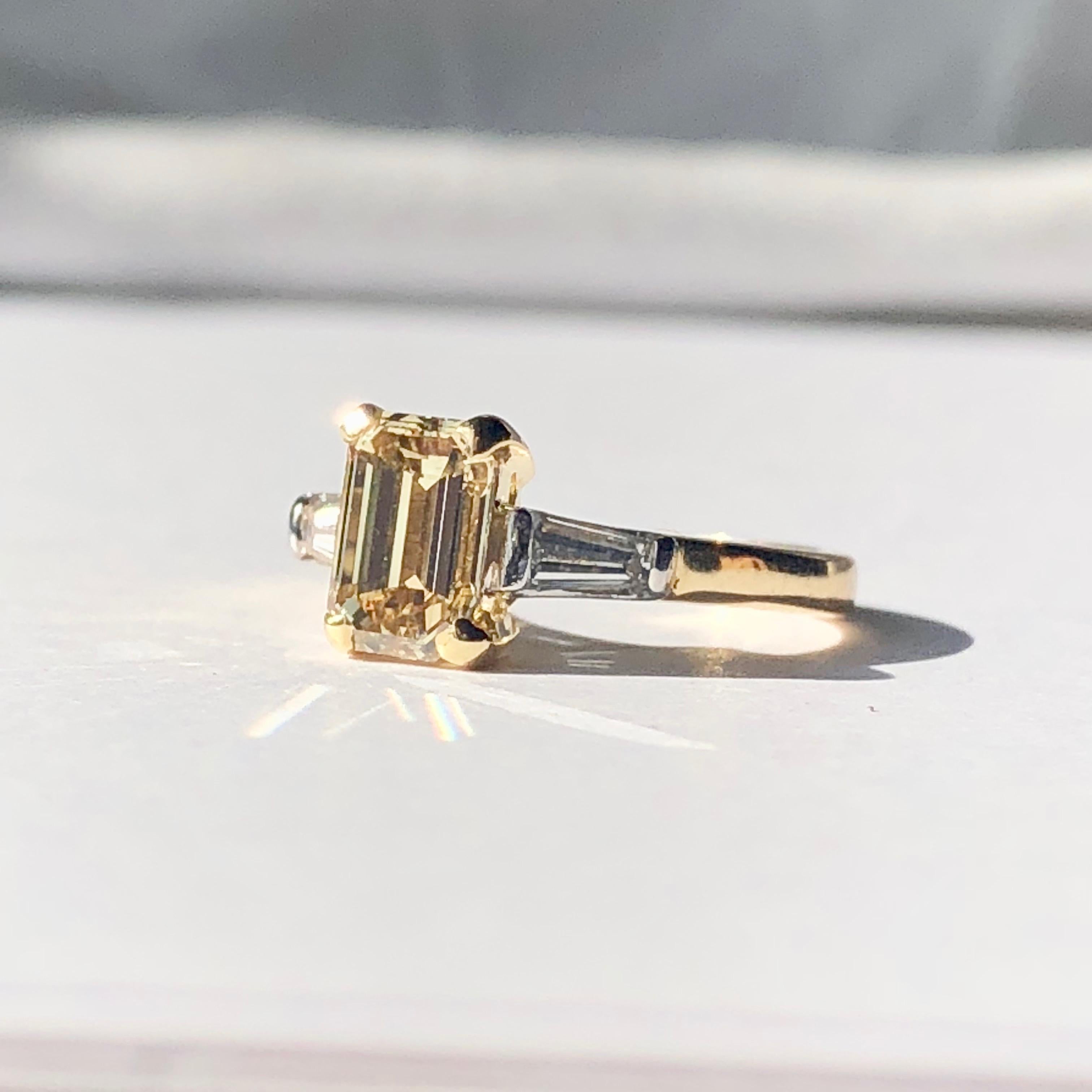 Fancy Yellow Diamond Emerald Cut 1.01 Baguette Shoulder Engagement Ring 18k Gold In Good Condition For Sale In London, GB