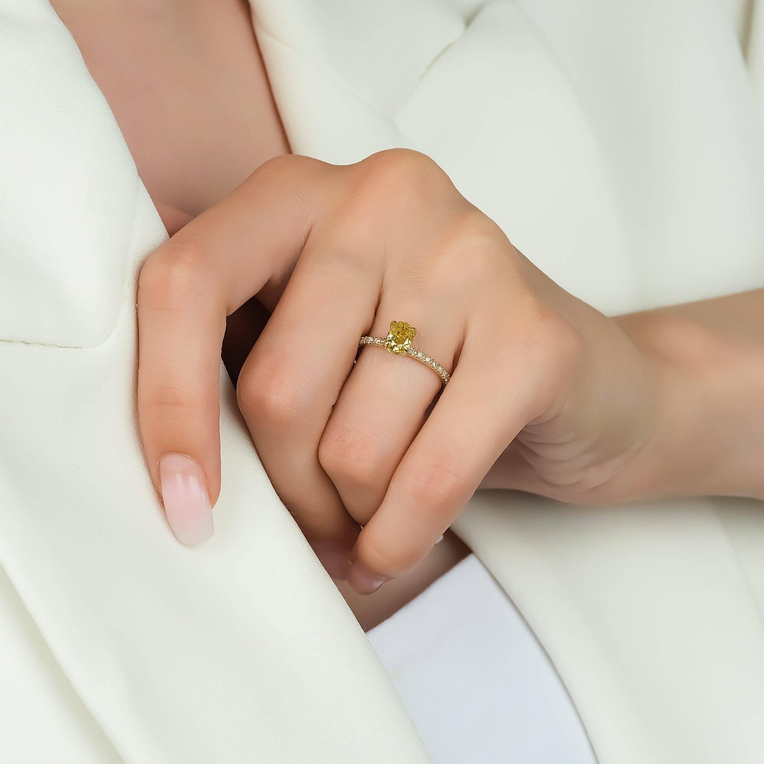 Moderne Bague de fiançailles fantaisie en diamant jaune 0,81 carat en vente