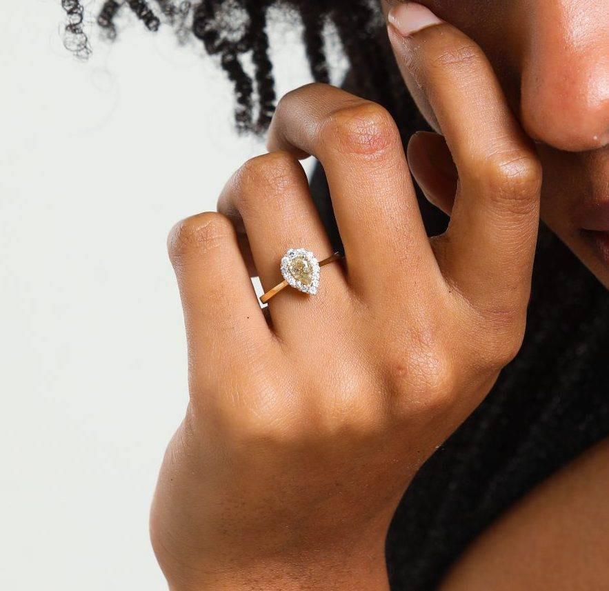 Détails du produit :

• Fabriqué sur commande

• Or Kt : 14kt

• Couleurs d'or disponibles : Or Rose, Or Jaune, Or Blanc

• Diamant latéral rond naturel de 0.27ct

• 0.69ct  Diamant poire de couleur jaune fantaisie naturel SI Clarity

• Couleur et