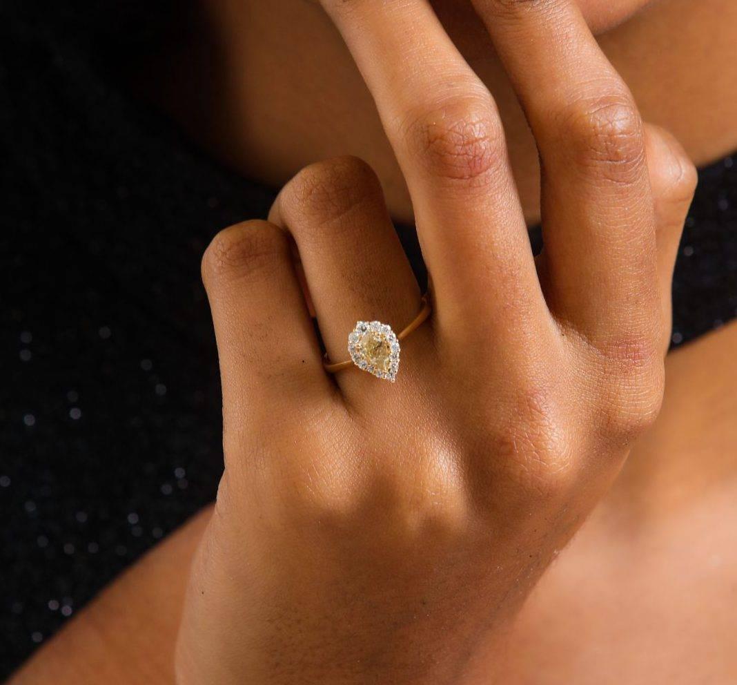 Moderne Bague de fiançailles fantaisie en diamant jaune 0,96 carat en vente