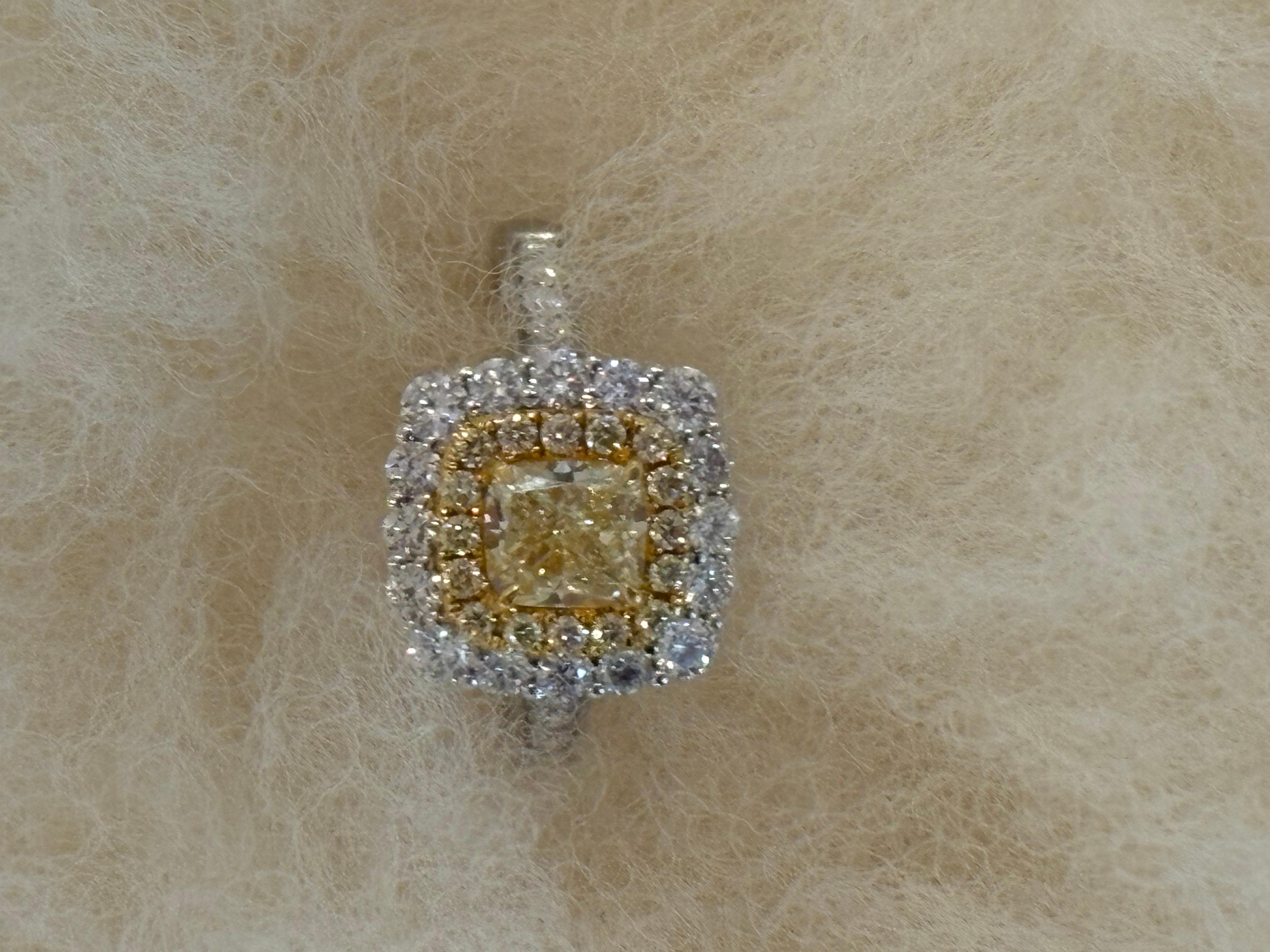 Fancy Yellow Diamond Engagement or Cocktail Ring, 18KT White Gold in vendita 4