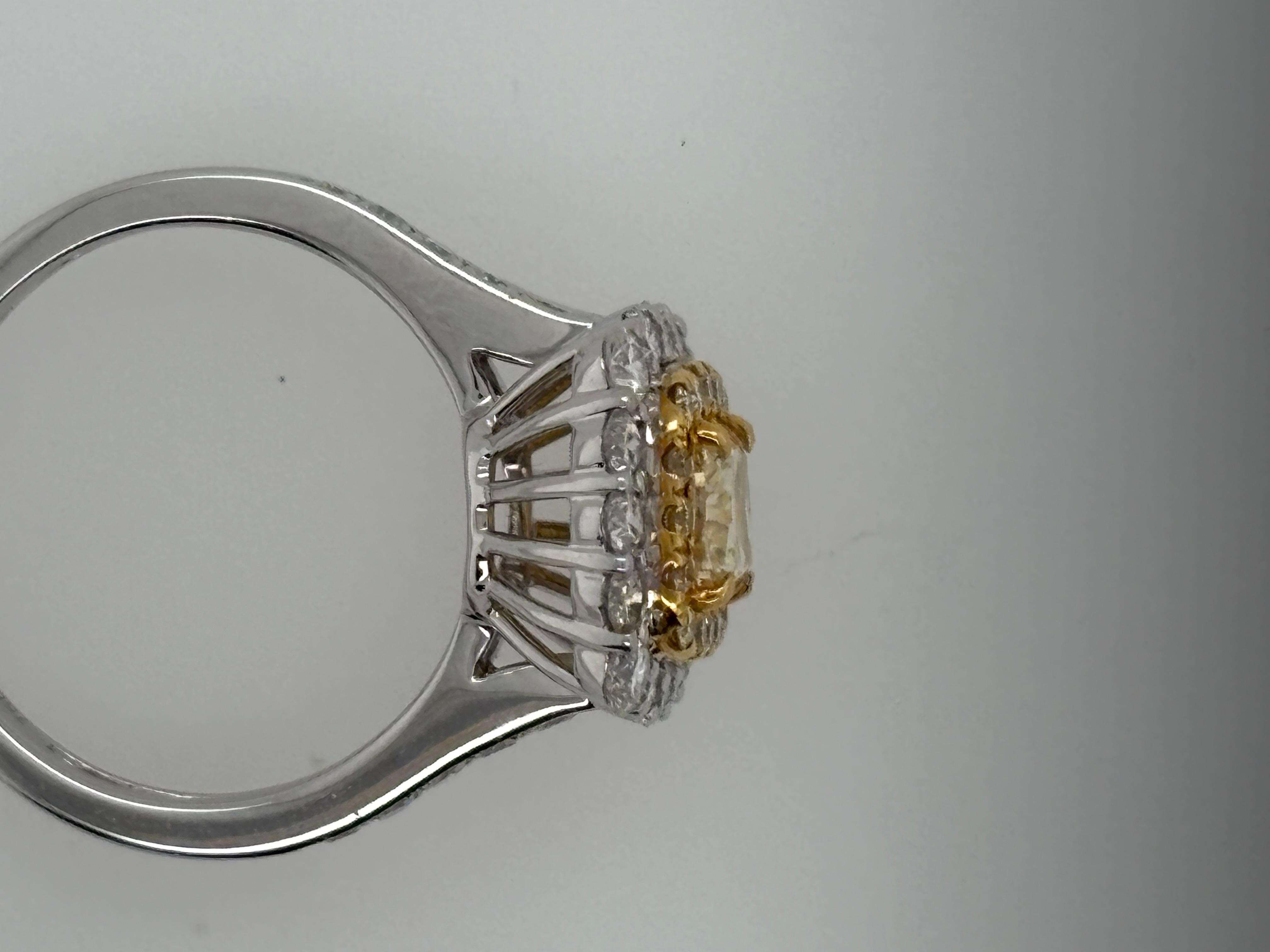 Fancy Yellow Diamond Engagement or Cocktail Ring, 18KT White Gold in vendita 12