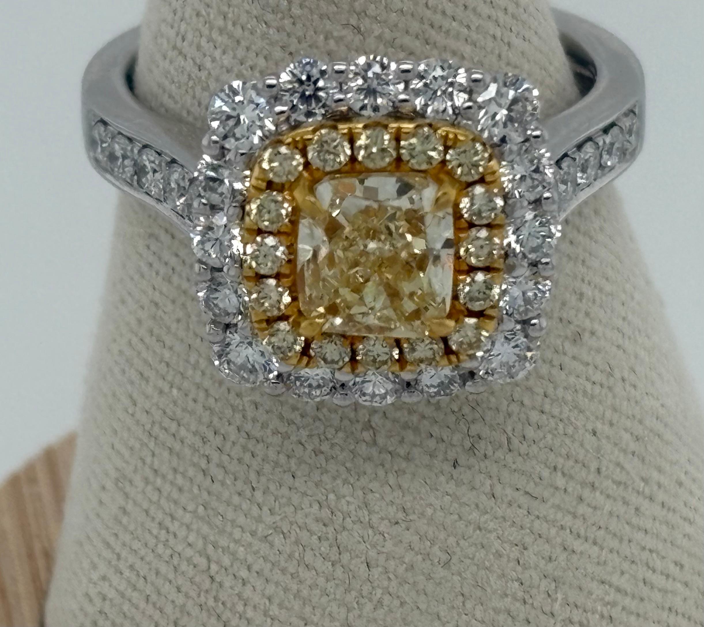 Contemporaneo Fancy Yellow Diamond Engagement or Cocktail Ring, 18KT White Gold in vendita