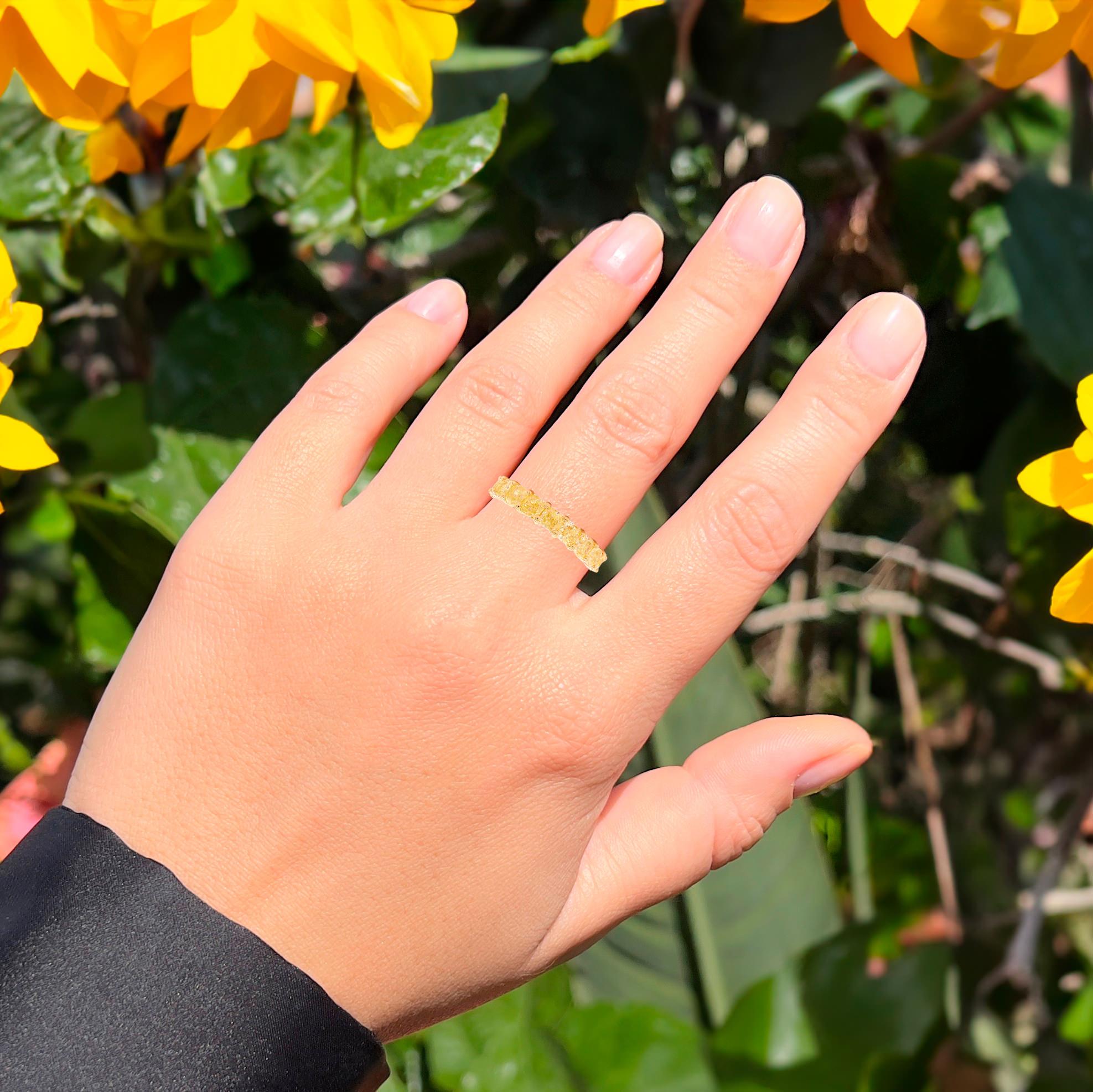Contemporain Bague d'éternité en or jaune 18 carats avec diamant jaune fantaisie de 6,32 carats en vente