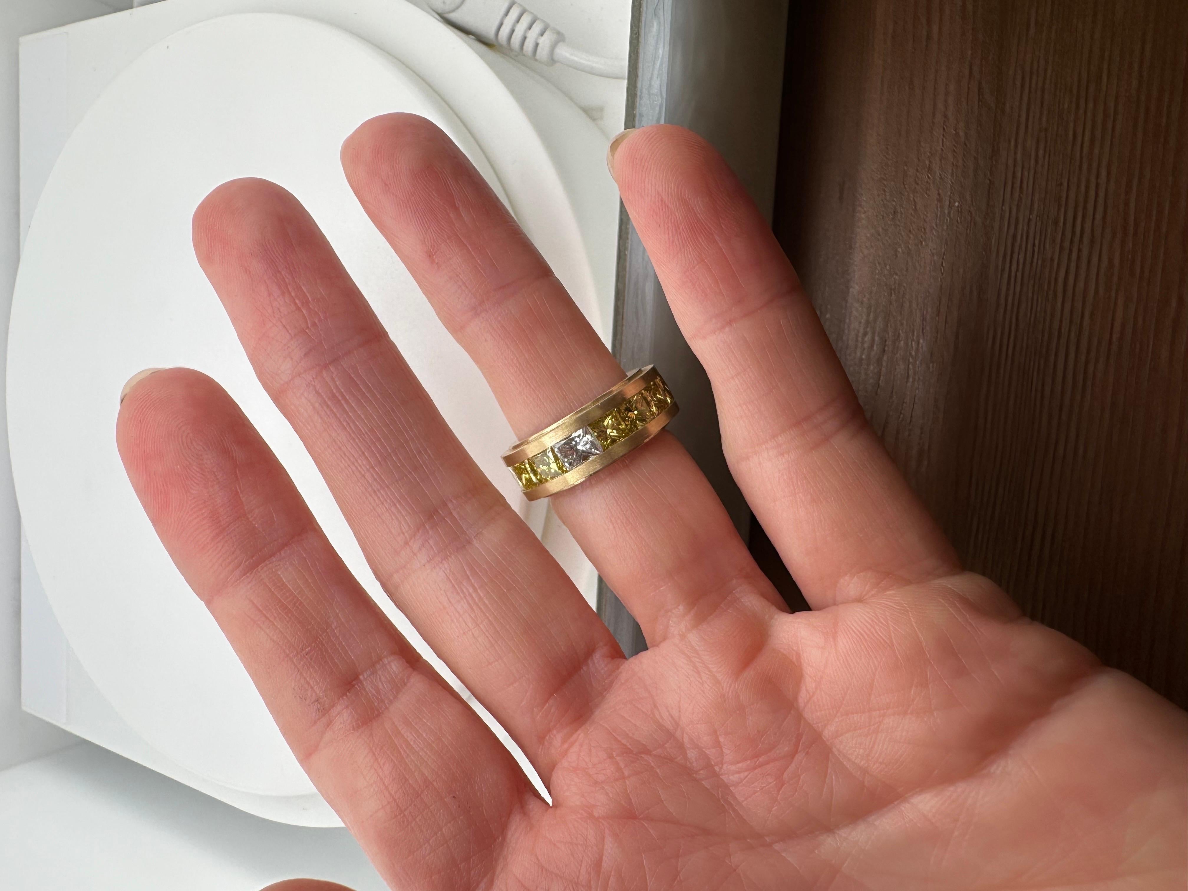 Fancy Gelber Diamant Ewigkeitsring 18KT Gelbgold matte Oberfläche seltener komplexer Ring  für Damen oder Herren im Angebot
