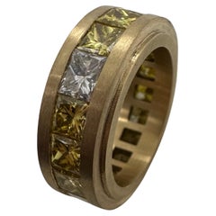 Anello eternità con diamante giallo fantasia in oro giallo 18KT finitura opaca complesso raro