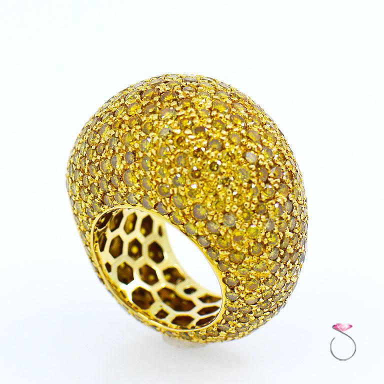 Fancy intensiv und lebendig gelb Diamant-Ring. Dieser prächtige Ring enthält 476 runde Diamanten im Brillantschliff mit einer Größe von jeweils 0,02 bis 0,05 ct. und einem ungefähren Gesamtgewicht von 12,00 ctw. Alle Diamanten haben eine Reinheit