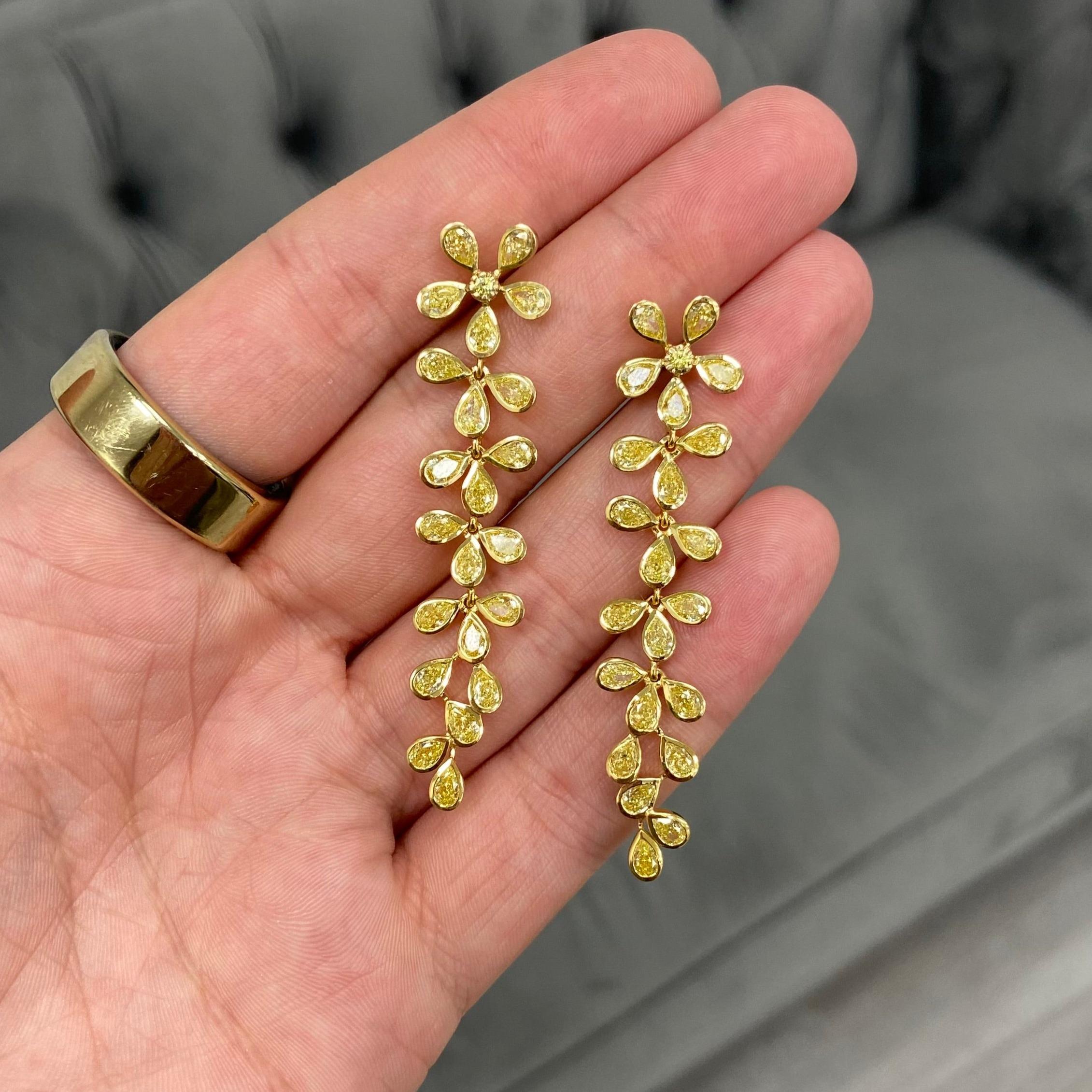 Blumenohrringe mit gelben Fancy-Diamanten (Tropfenschliff) im Angebot