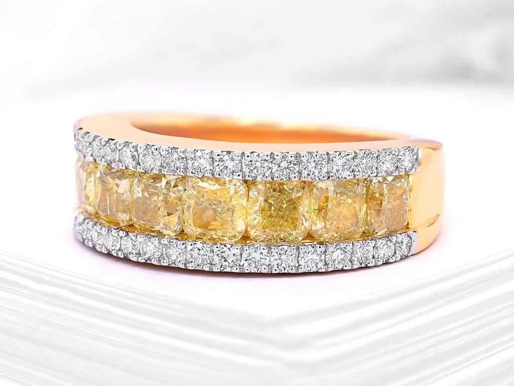 Fancy Gelber Diamant Halb-Eternity-Ring 3,83 Karat 18K Gelbgold (Kissenschliff) im Angebot