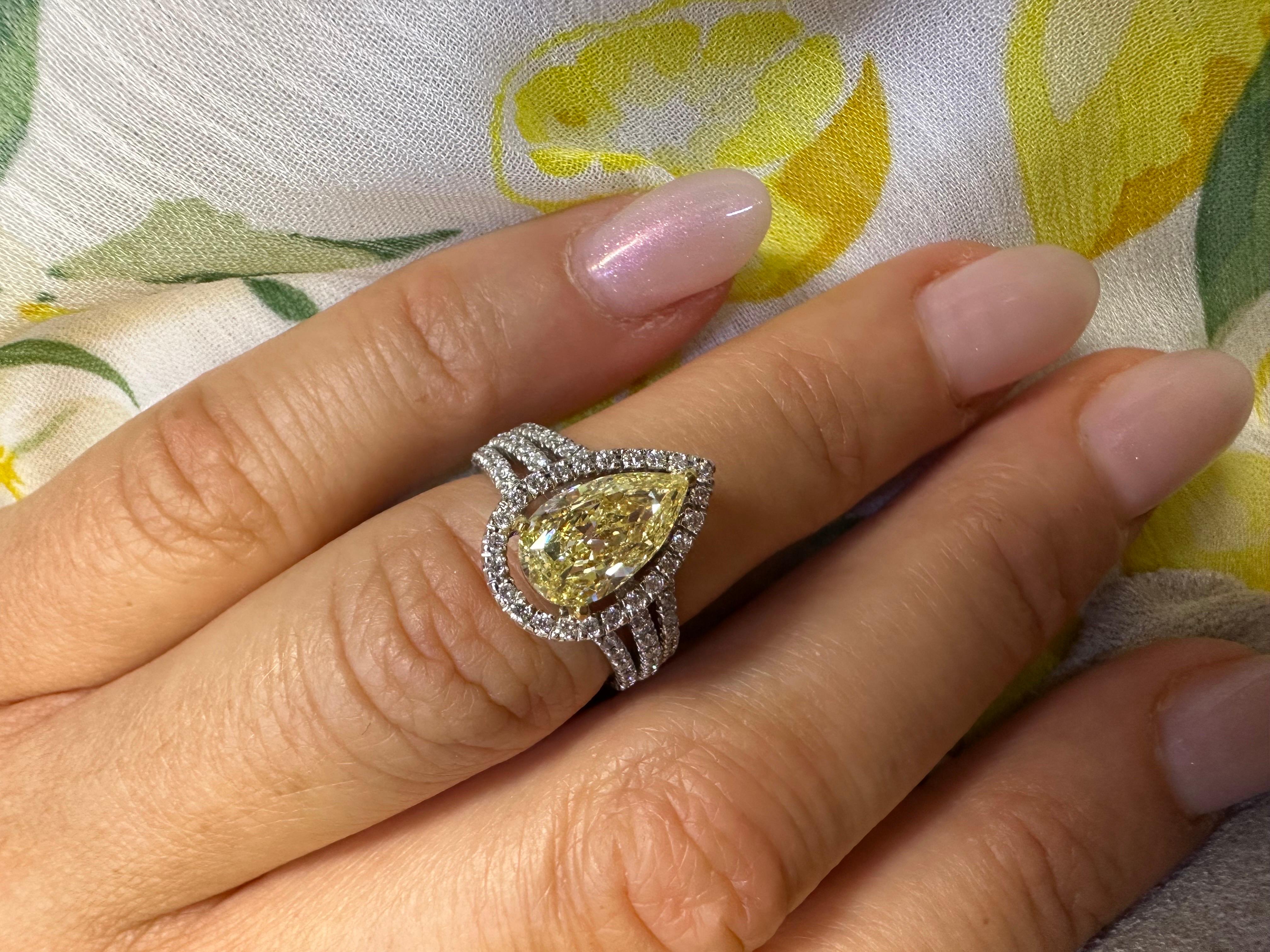 Fancy Gelber Diamant-Halo-Ring 18KT Weißgold  (Tropfenschliff) im Angebot