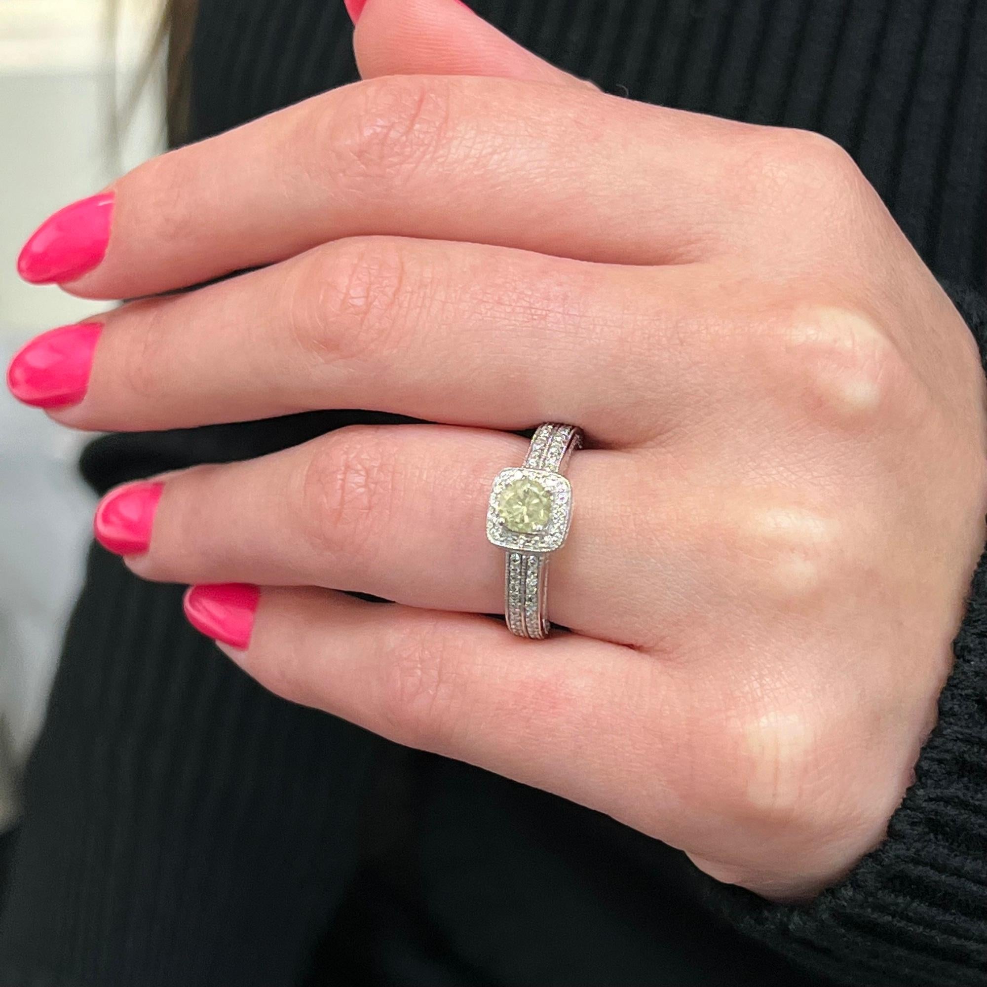 Taille ronde Bague de fiançailles en or blanc 14K, diamant jaune fantaisie serti en halo 1,92 ctw SZ 7 en vente