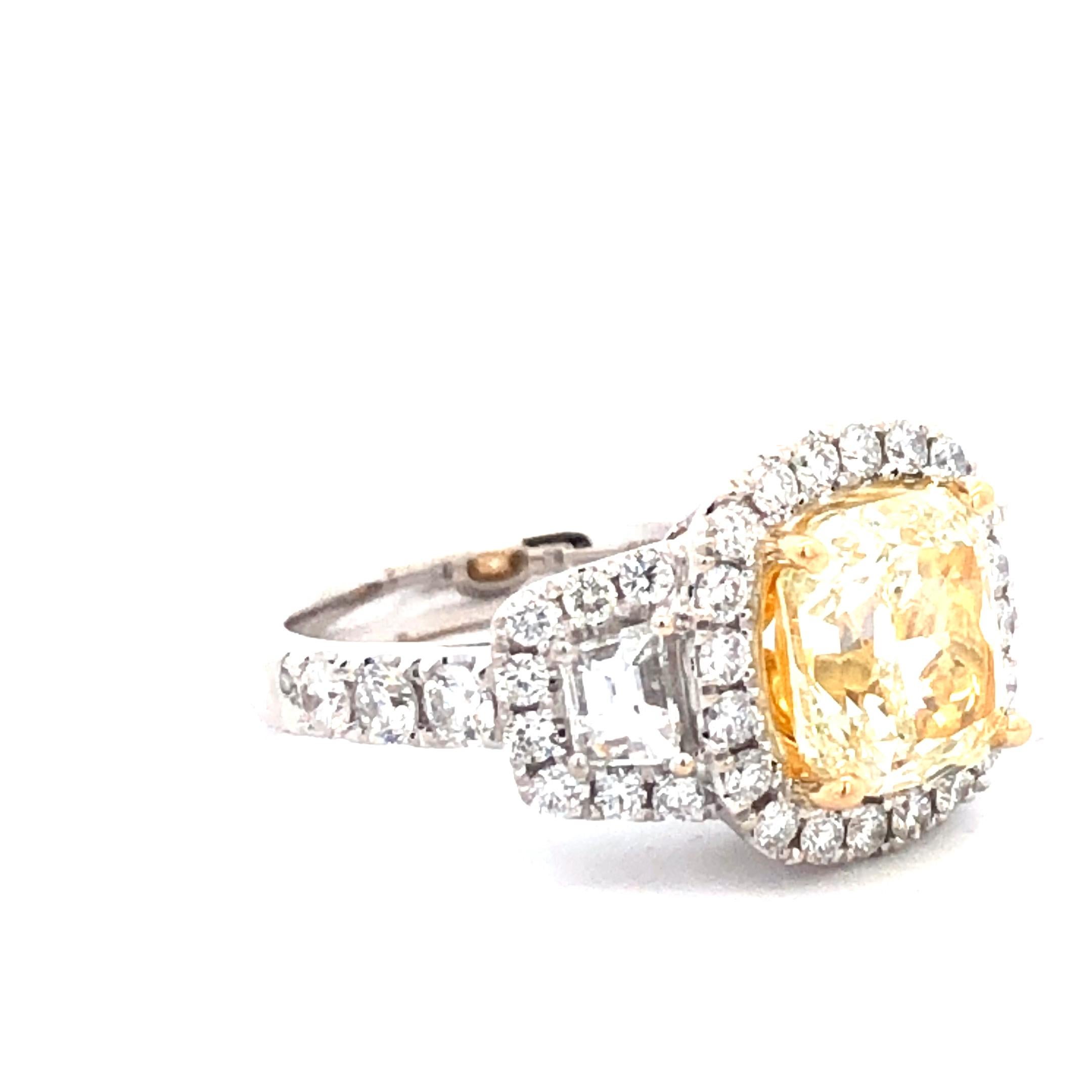 Cette bague exquise est ornée d'un diamant captivant de taille coussin de couleur jaune fantaisie, pesant un poids substantiel de 1,50 carat. La teinte jaune chaude du diamant ajoute une touche de dynamisme et de personnalité, ce qui en fait une