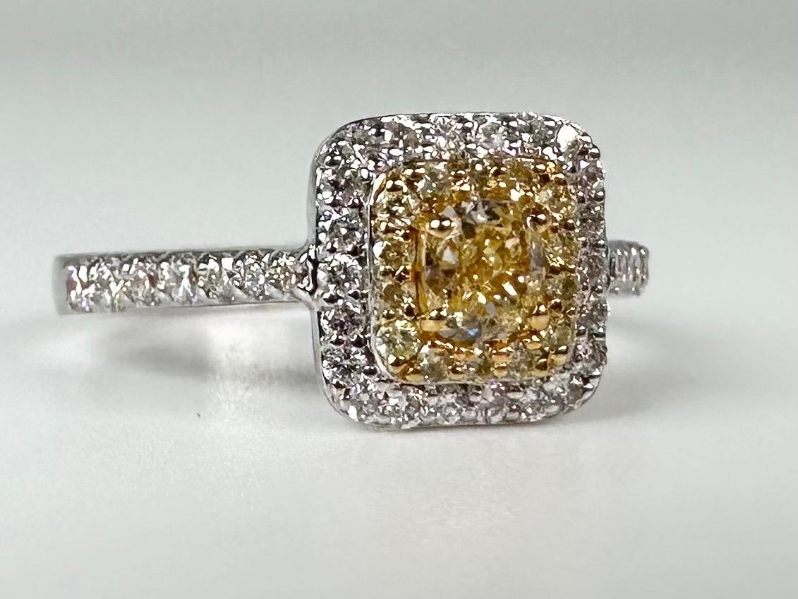 Verlobungsring mit gelbem Diamanten und 18KT Diamanten für Damen oder Herren im Angebot
