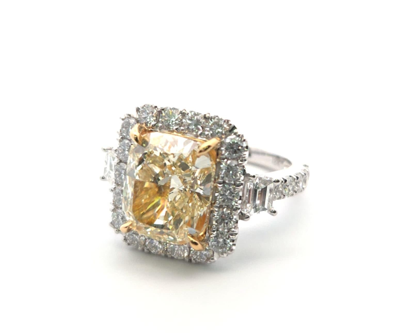 Dieser schillernde, gelbe Diamant-Halbring strahlt mit Wärme und Eleganz Brillanz aus. Der exquisite Ring zeigt einen leuchtend gelben Mittelstein, der von einem Kranz funkelnder weißer Diamanten umgeben ist. Die zweifarbige Fassung erzeugt einen