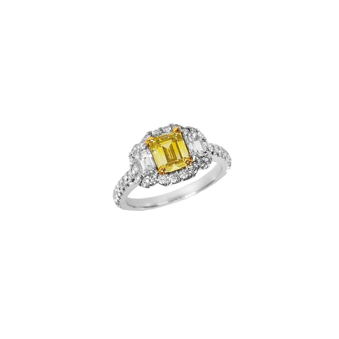 Bague de fiançailles à trois pierres en platine et 18 carats certifiée GIA en vente 1
