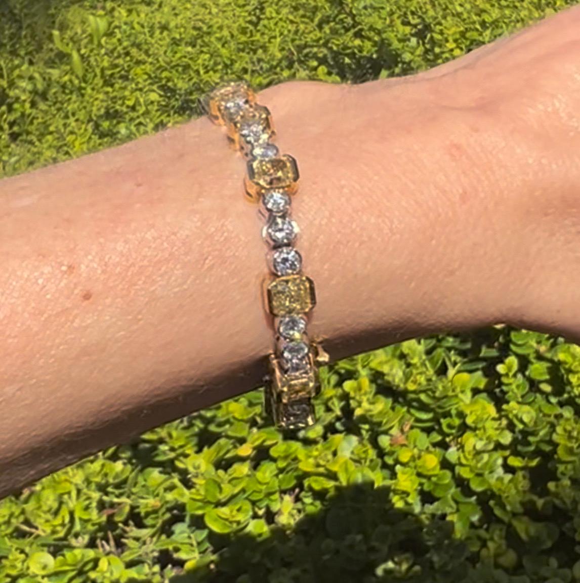 Taille radiant Bracelet ligne en diamants jaunes et blancs de fantaisie en vente