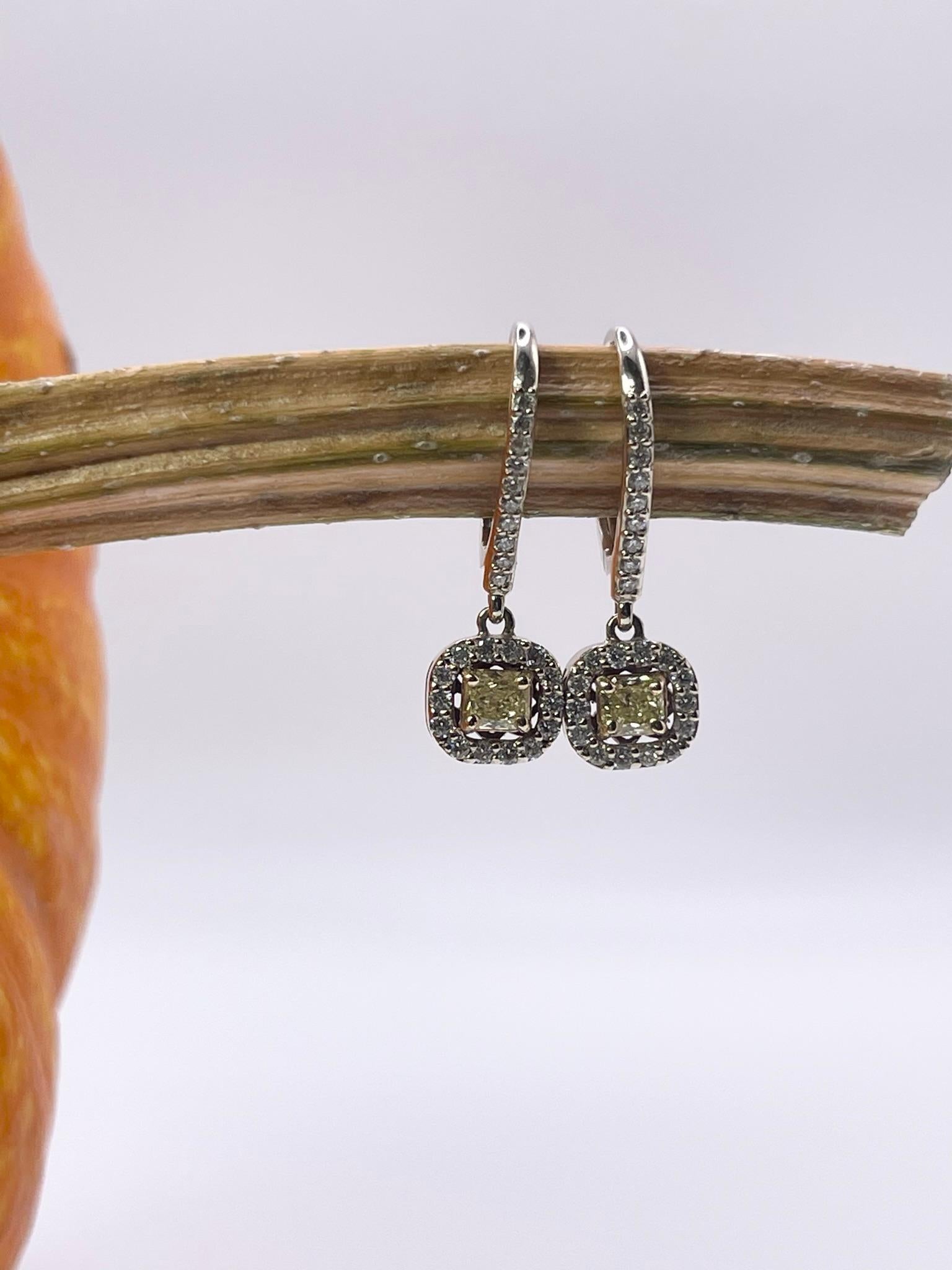 Boucles d'oreilles cocktail en diamant jaune fantaisie en or jaune 14KT.

POIDS EN GRAMME : 3.60gr
MÉTAL : or jaune et blanc 14KT

DIAMANT(S) NATUREL(S)
Taille : Brillant carré (Princesse), Brillant rond
Couleur : Jaune fantaisie (NATUREL), Blanc