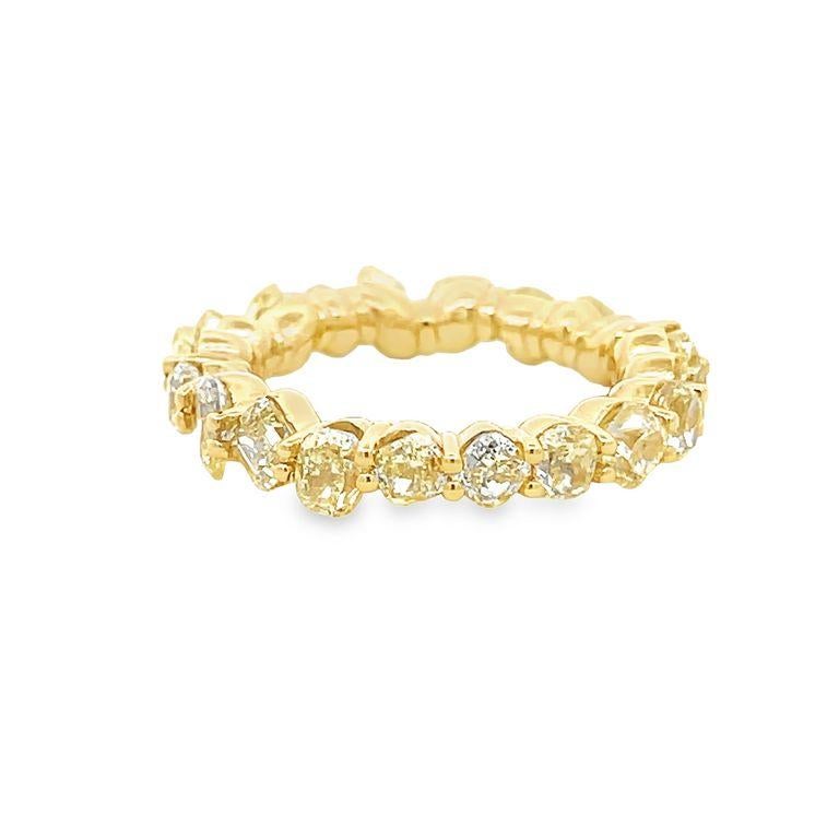 Estamos encantados de presentarte nuestra última alianza de eternidad de diamantes en forma de fantasía. Esta banda es única por el perfecto equilibrio entre sus diferentes formas de diamante. Tiene doce piedras de color amarillo y un grado de