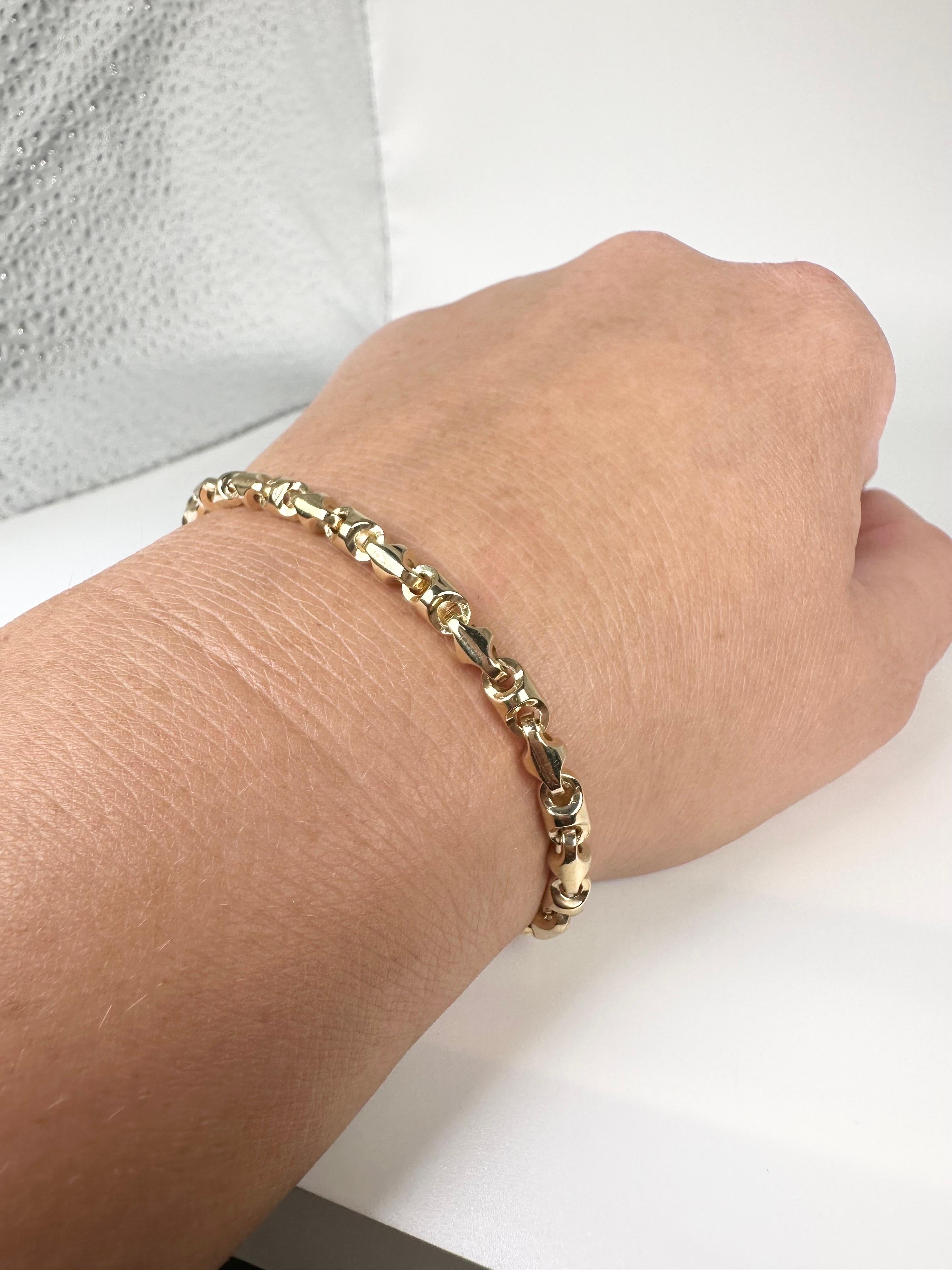Well made and easy to put on 14KT solid gold bracelet in 18KT yellow gold, 8.5 inches long.

GOLD: 18KT gold
Width:4mm
Grams:20.47
Item 44000043mttt

WHAT YOU GET AT STAMPAR JEWELERS:
Stampar Jewelers, located in the heart of Jupiter, Florida, is a