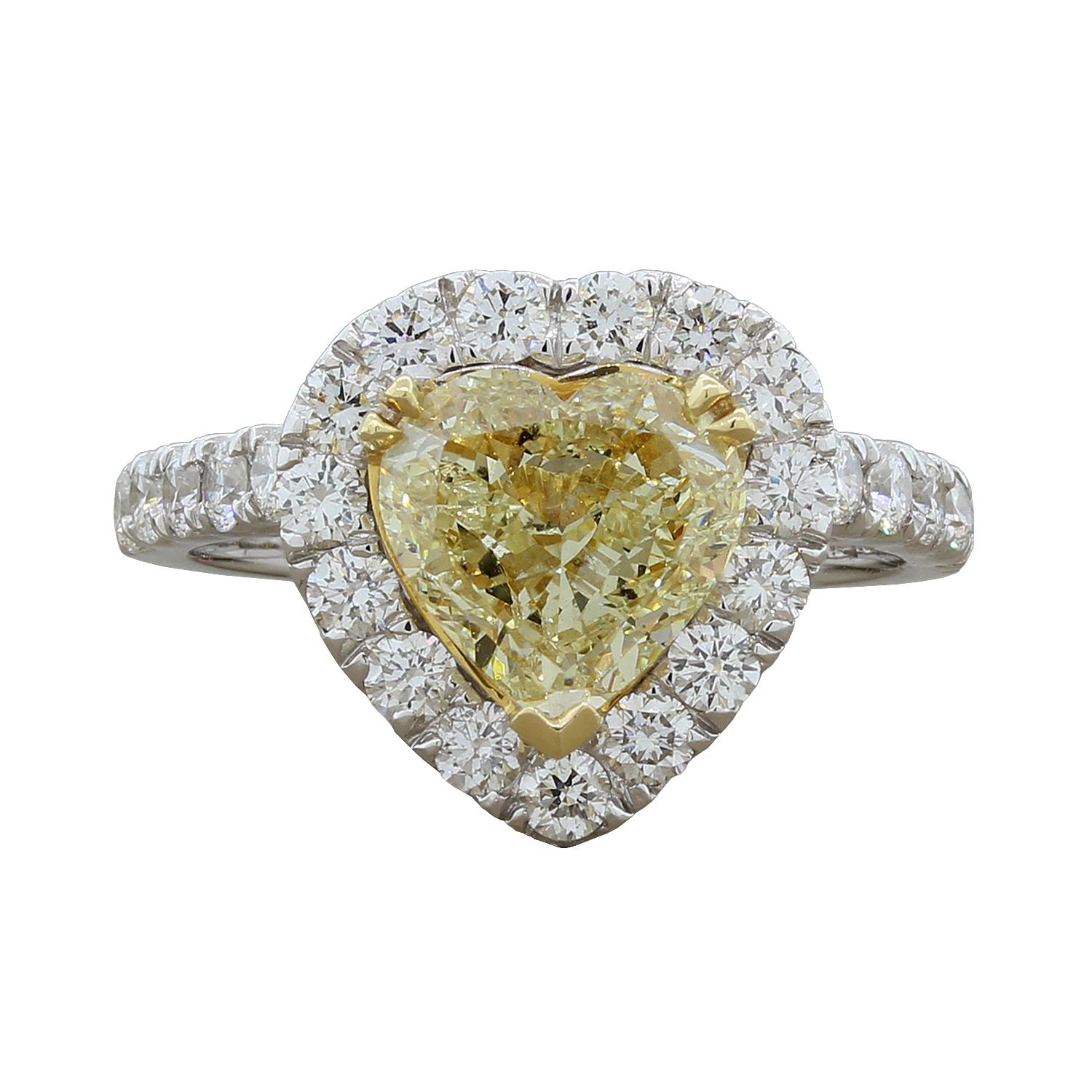 Bague de fiançailles fantaisie en or jaune en forme de cœur avec diamants taille cœur